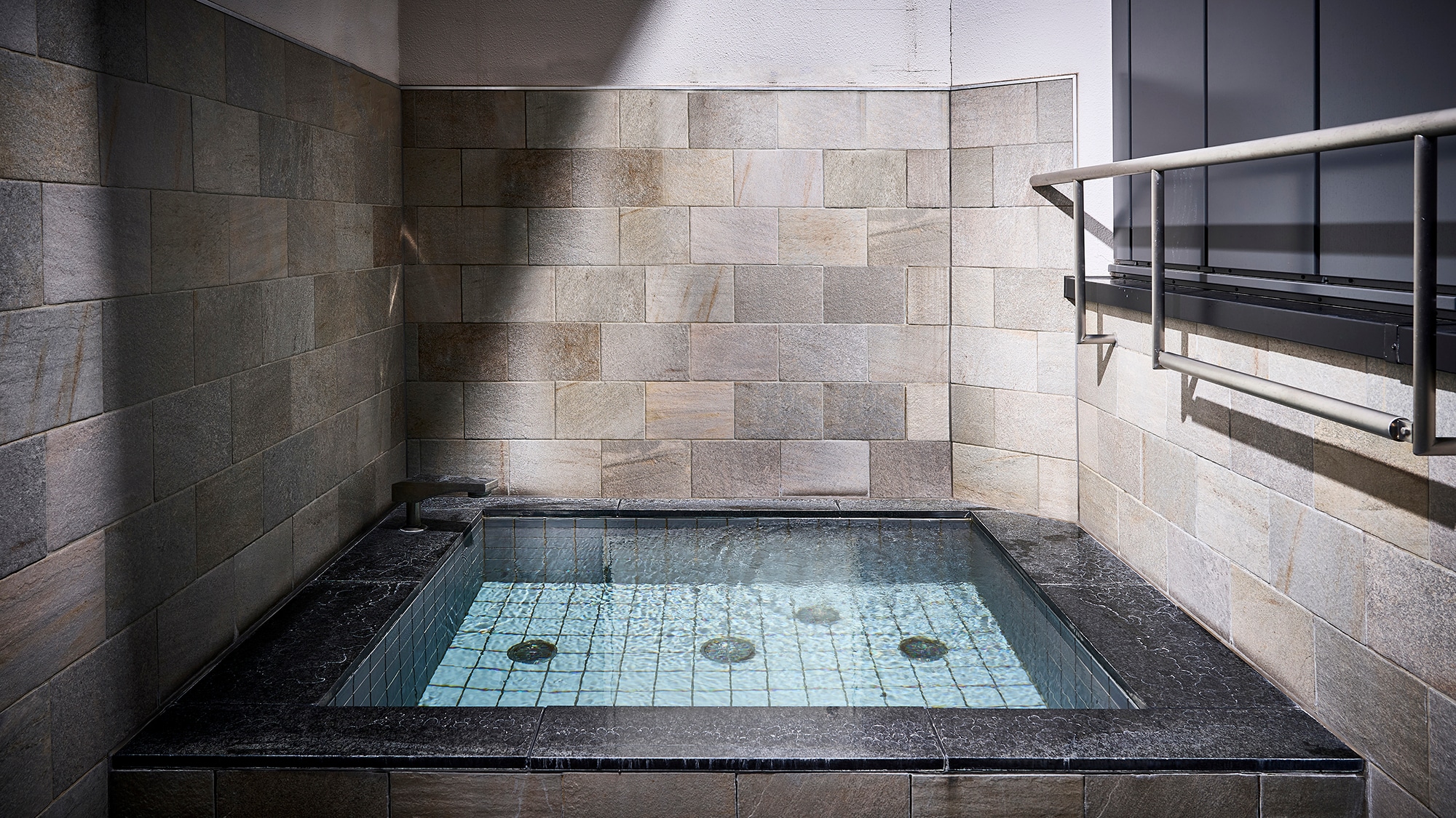 [ห้องอาบน้ำชาย/อ่างอาบน้ำกลางแจ้ง] [3F] เพิ่มความสดชื่นให้ตัวเองพร้อมสัมผัสอากาศภายนอก