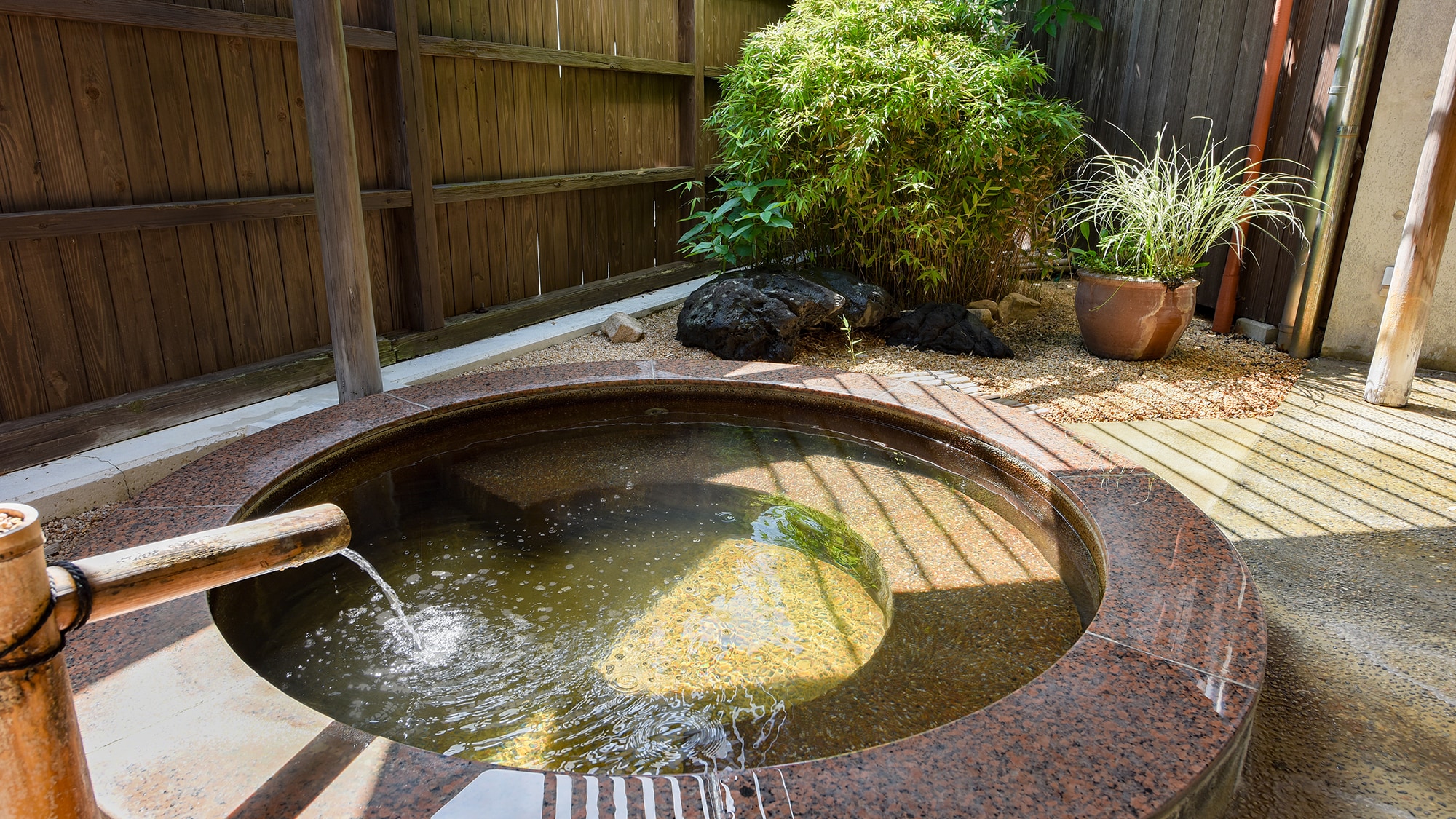 *[บ่อน้ำพุร้อนกลางแจ้ง] "ฮางิออนเซ็น" ช่วยคลายความเหนื่อยล้าจากการเดินทางของคุณอย่างอ่อนโยน