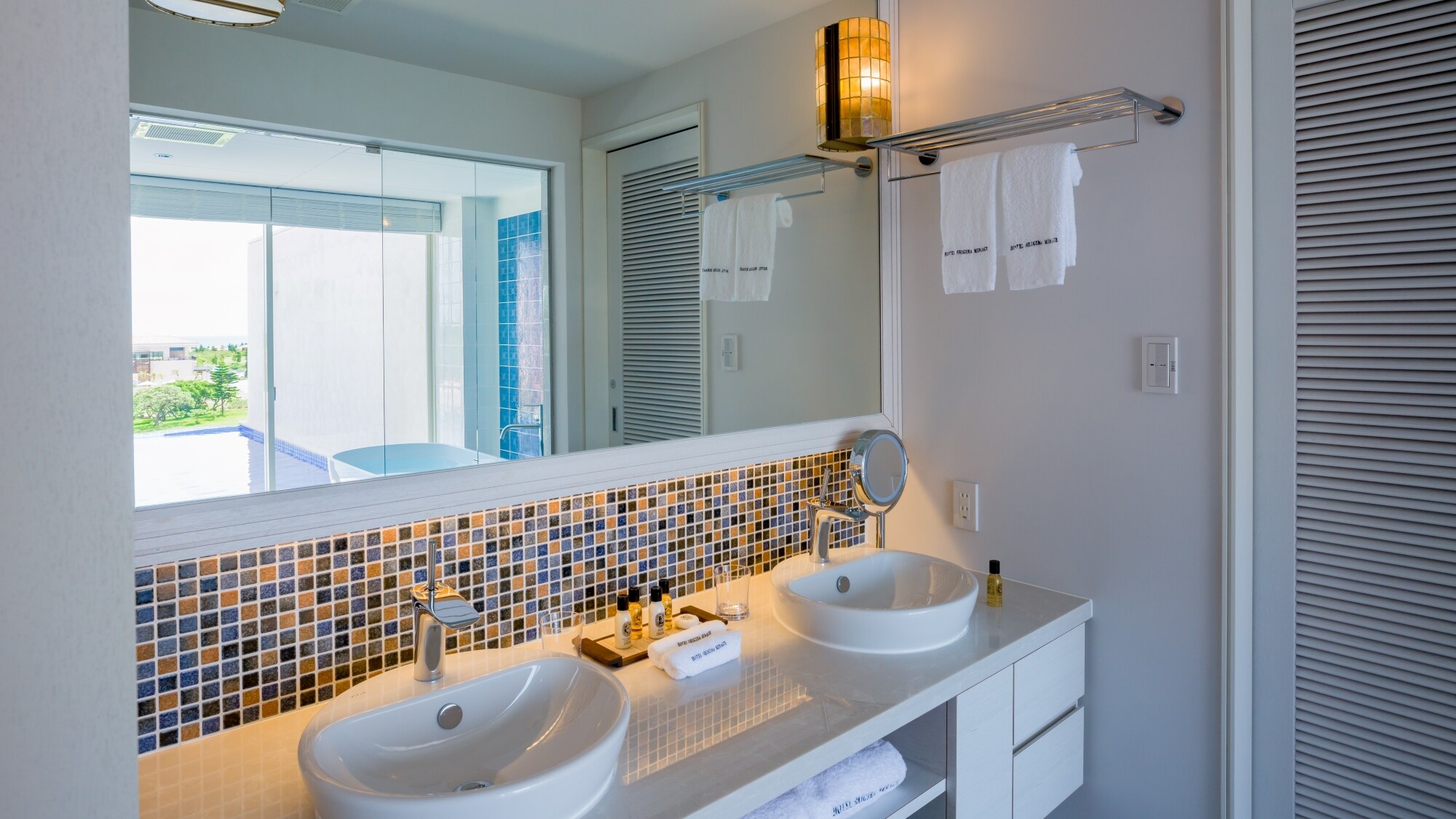 [Pool Villa Premier 2F] Spacious powder room with double sinks