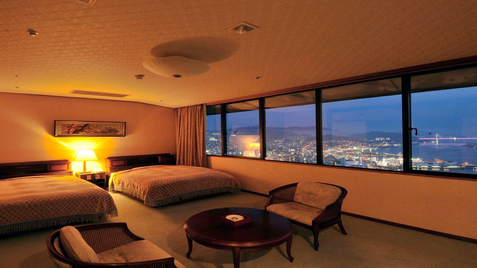 ◆All rooms offer a million-dollar night view (photo shows Japanese-Western style room)