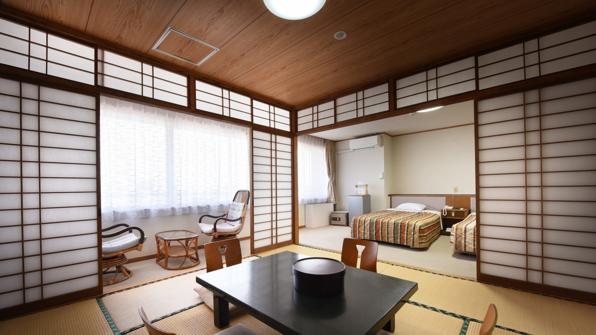 [Japanese-Western style room] There are two beds and a Japanese-style space. Please spend your time in a spacious space.