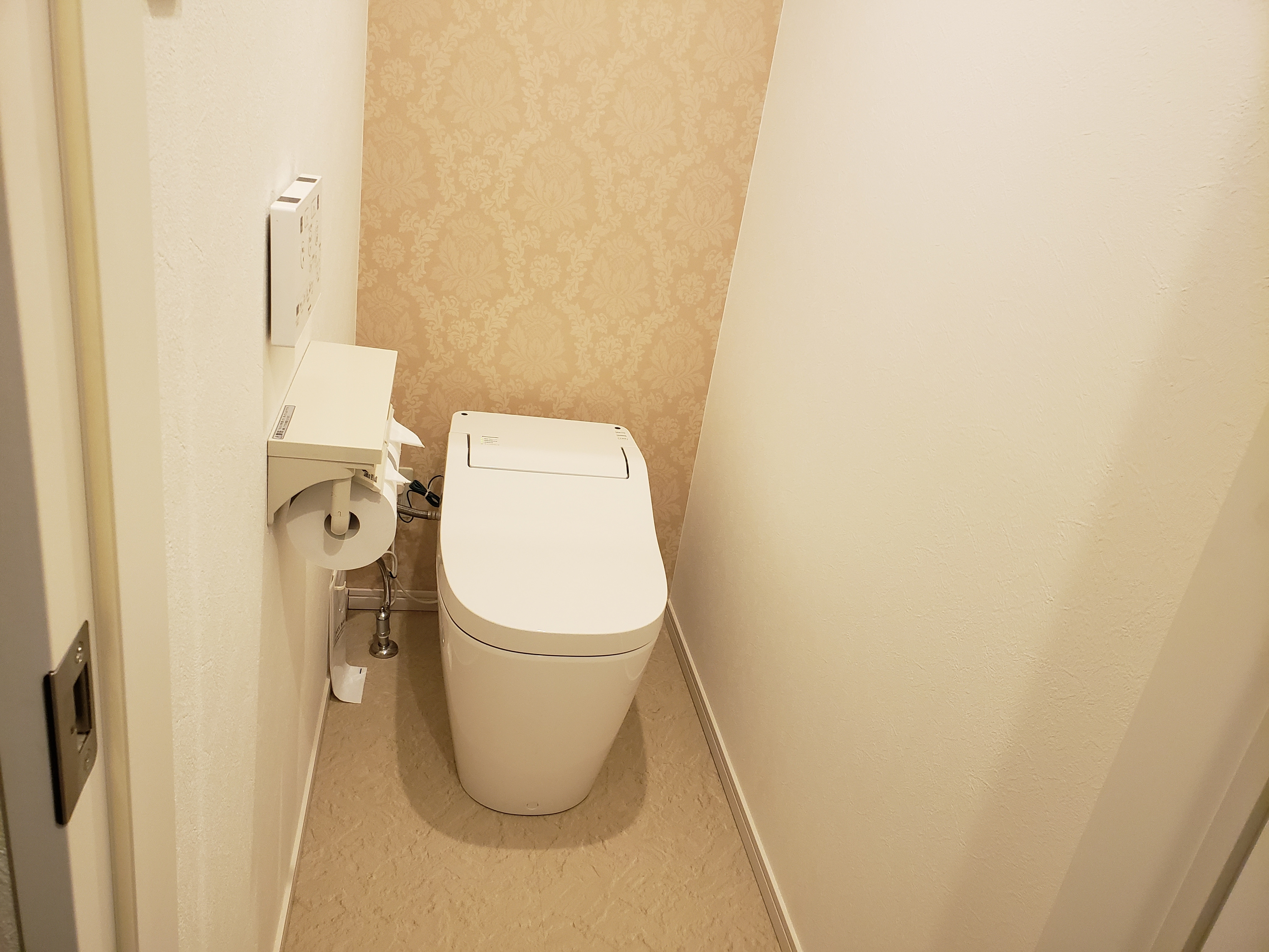 6th and 7th floors: Twin and double room toilets