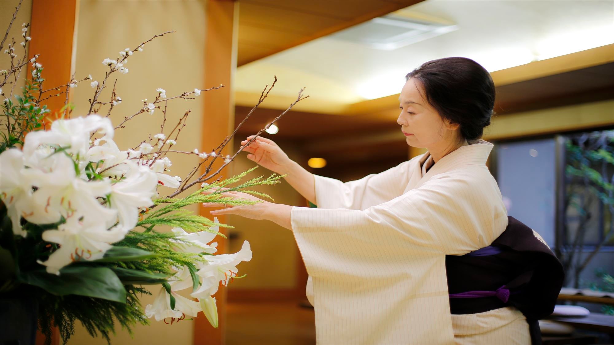 当館のおもてなしロビーのお花は女将が生けてお迎え致します。