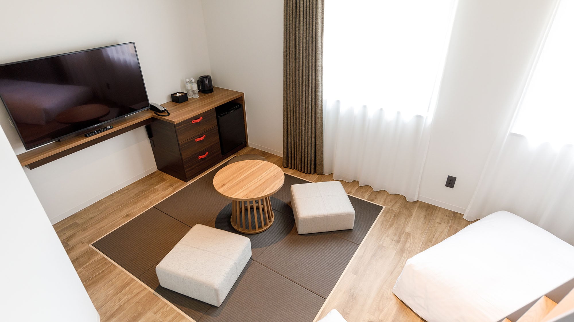 Living space: Ceiling 2,500mm, raised floor (tatami) Bed size: (lower bunk) width 1,100mm x length 1,950