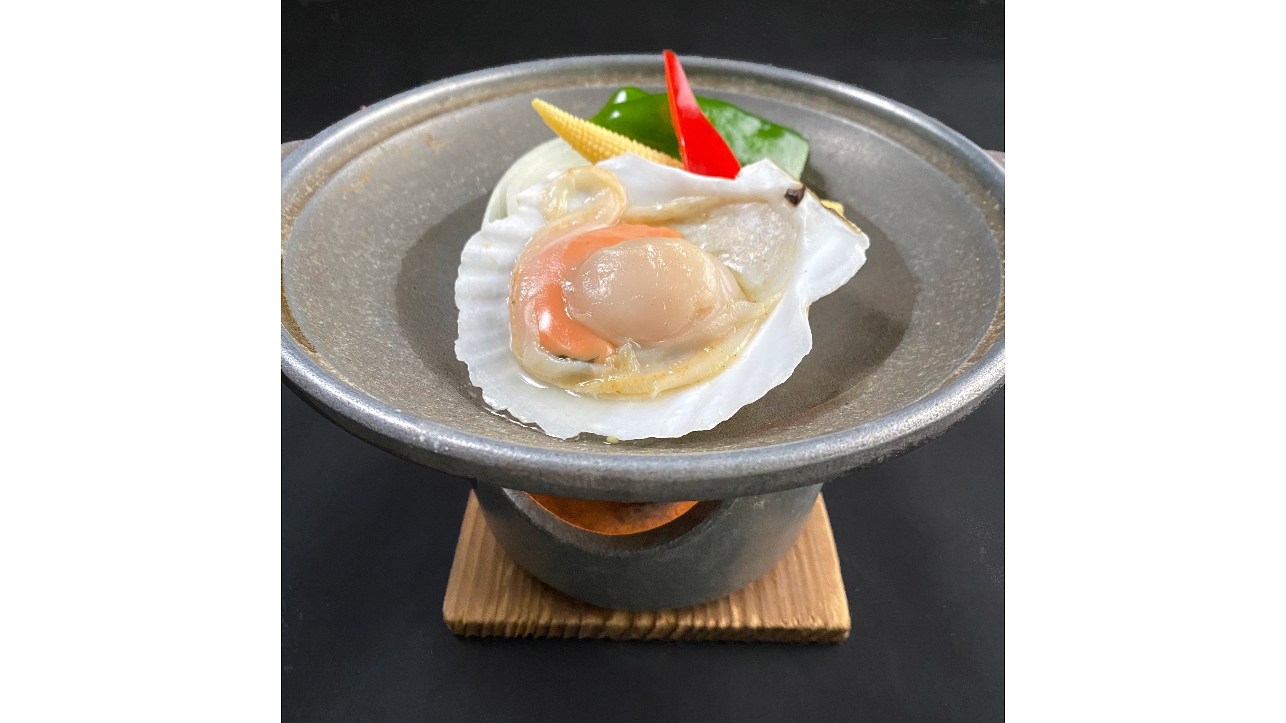 An example of dinner (scallop grilled on a ceramic plate)