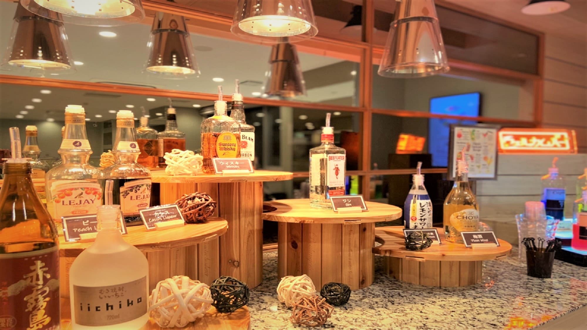 A complimentary welcome bar where you can relax and enjoy wine, shochu, coffee, etc. in the lounge.