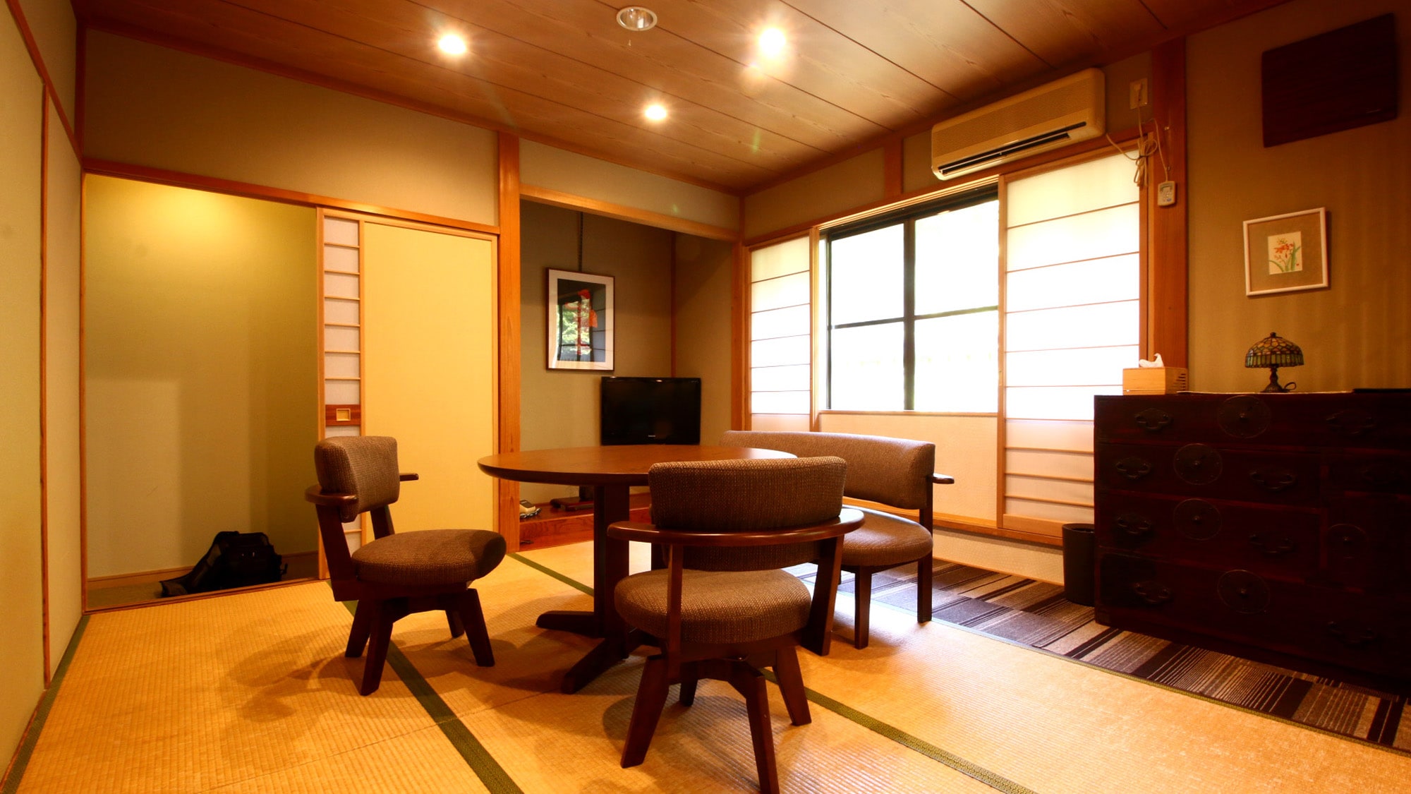 # Guest Room: 2nd floor, garden side, 16 tatami Japanese-Western style room. A spacious room facing the garden.