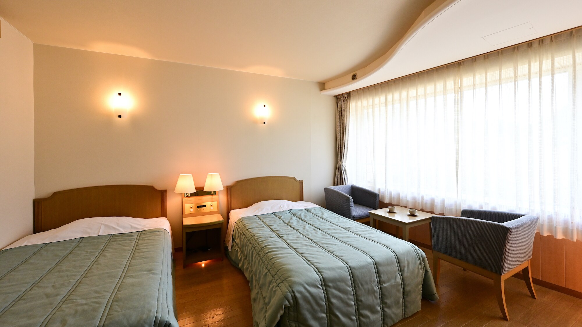 [Lake view / Western room] A landscape that fills the window. The Western-style room can accommodate up to 2 people.
