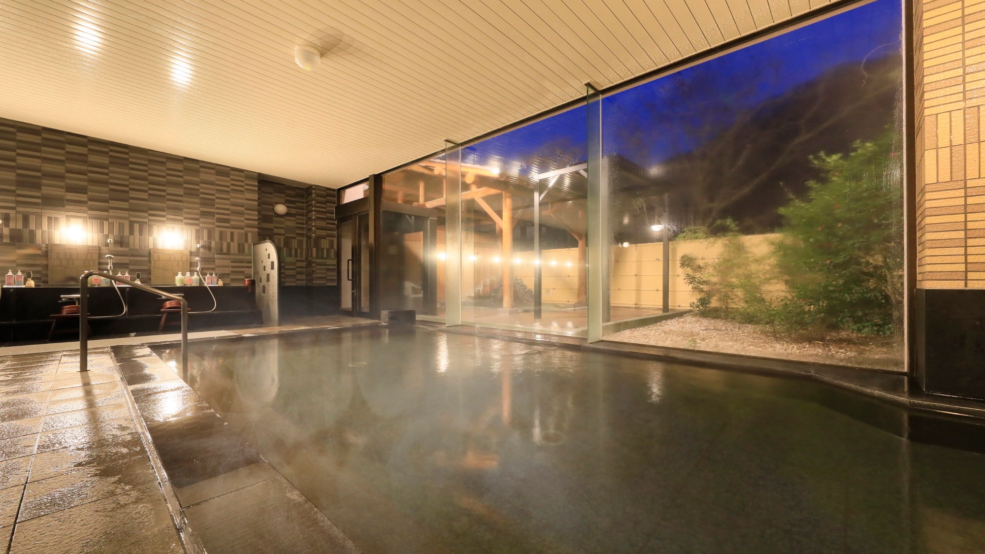 [Large communal bath] The large communal bath at night has a calm atmosphere.
