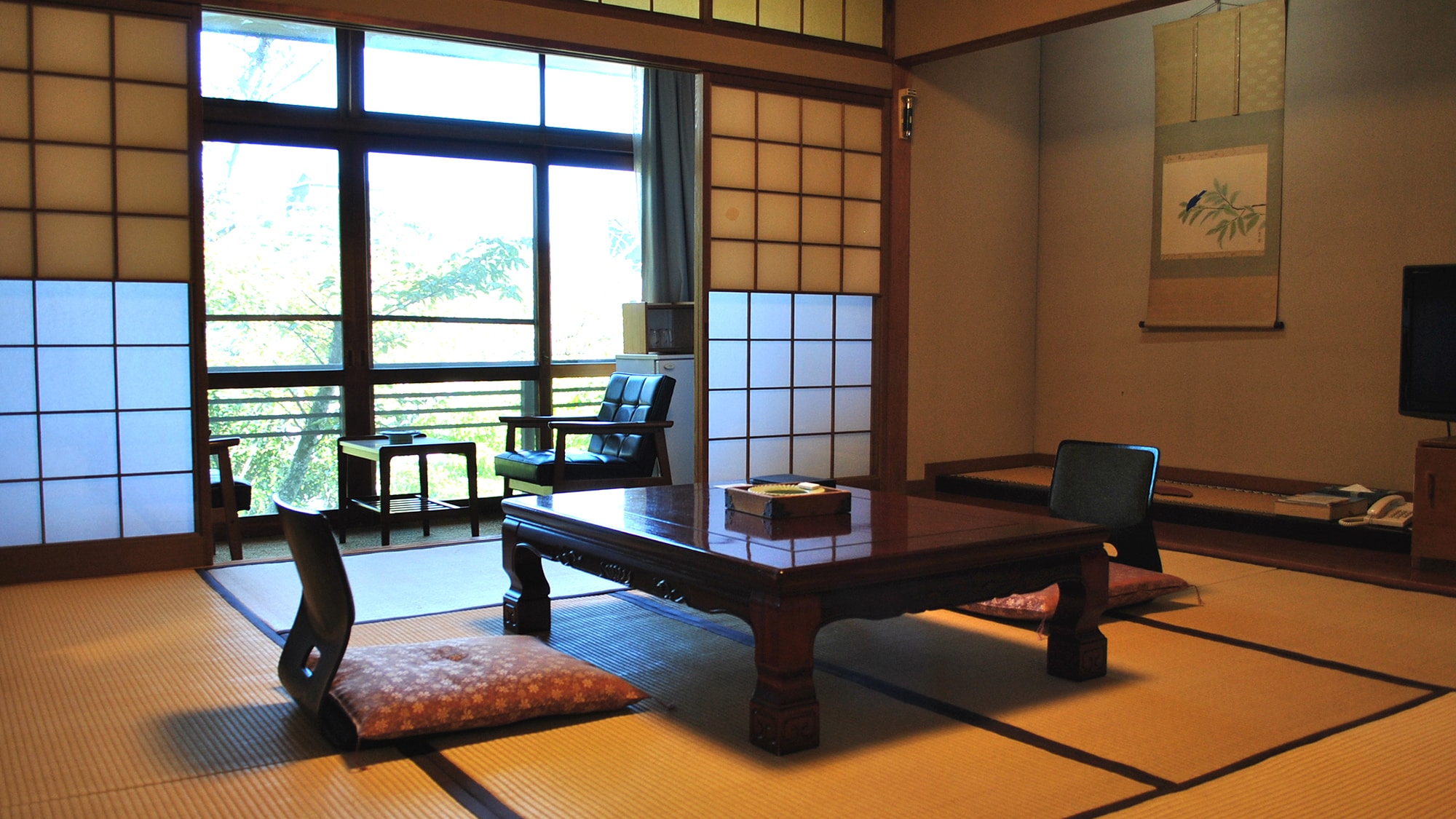 Kamar bergaya Jepang yang hangat dengan 8 hingga 10 tikar tatami menghadap Kaede (contoh)