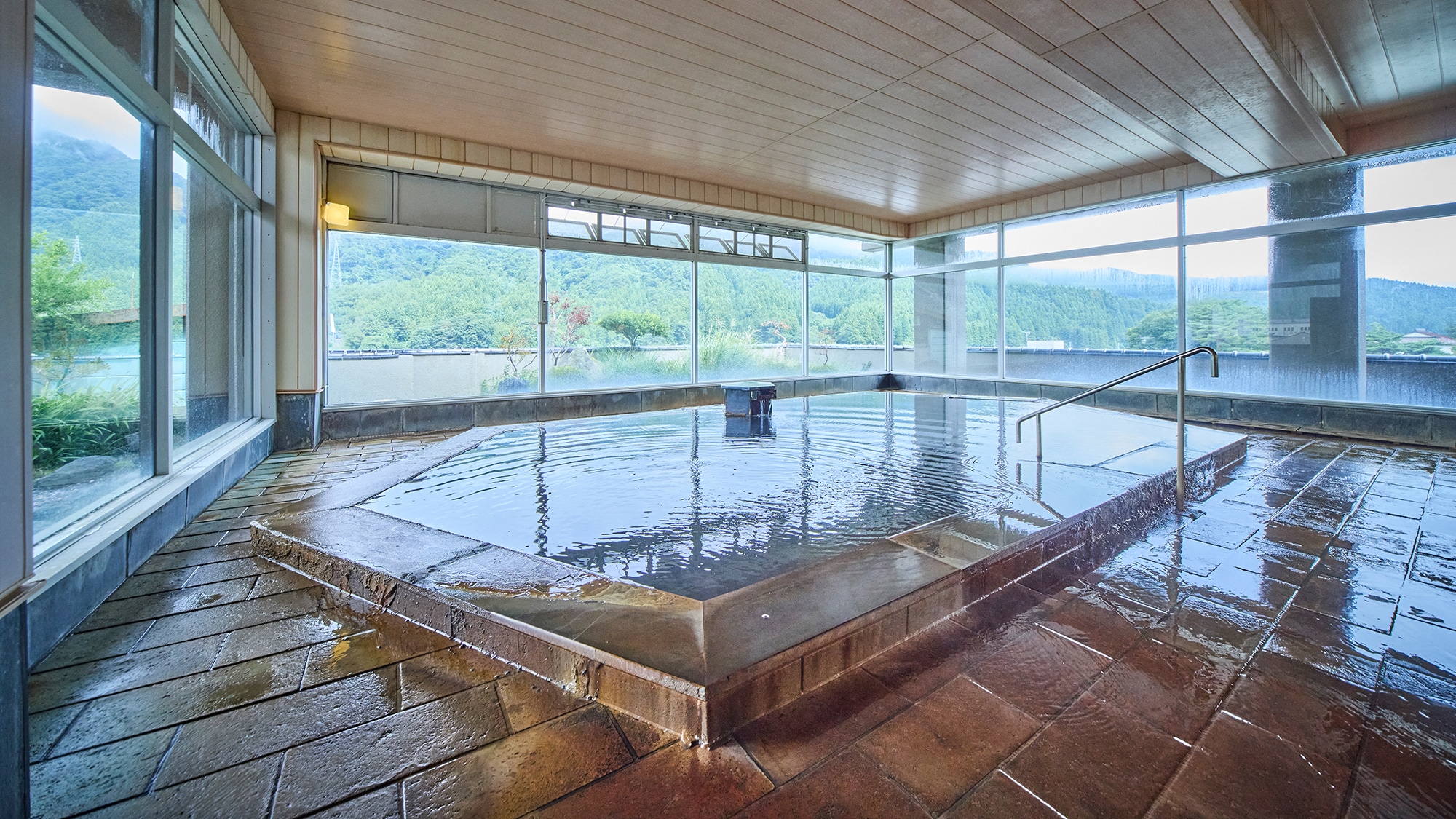 大型公共浴池（男浴池）