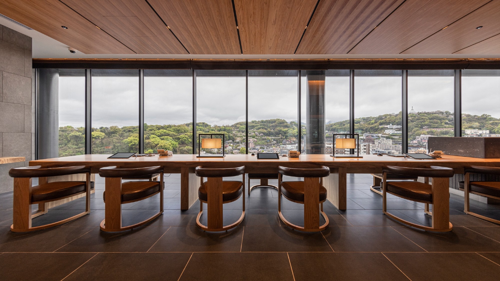 [Front reception] Please enjoy the scenery of the four seasons, such as cherry blossoms in spring and colored leaves in autumn.