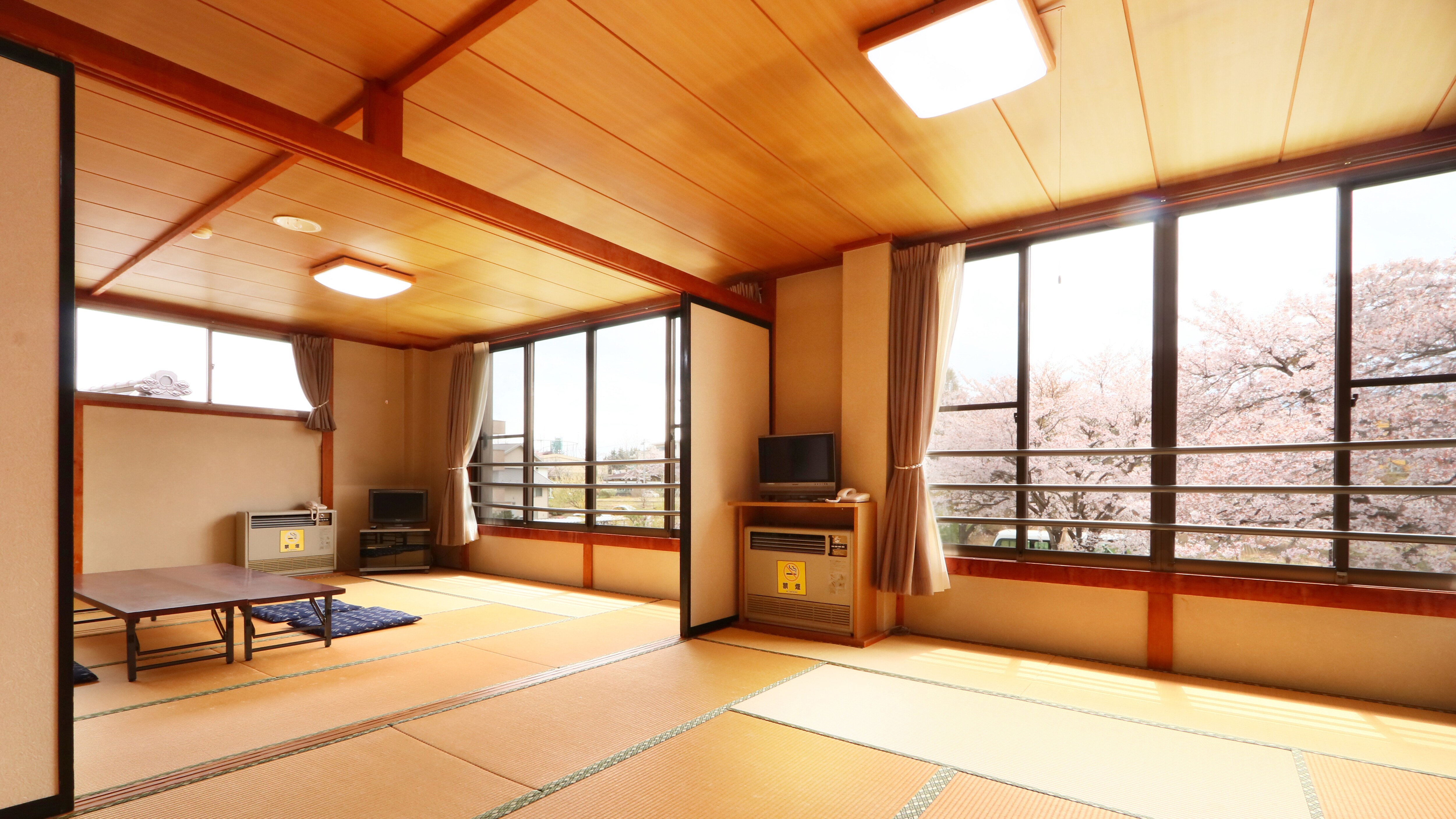 Two rooms, 12+15 tatami mats, where you can relax in a spacious space
