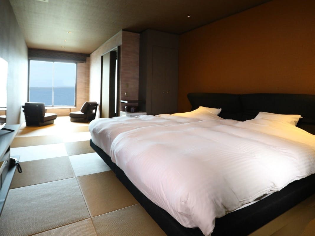 [Bed room B type with a semi-open-air bath on the sea side] Enjoy the sea view with your loved ones