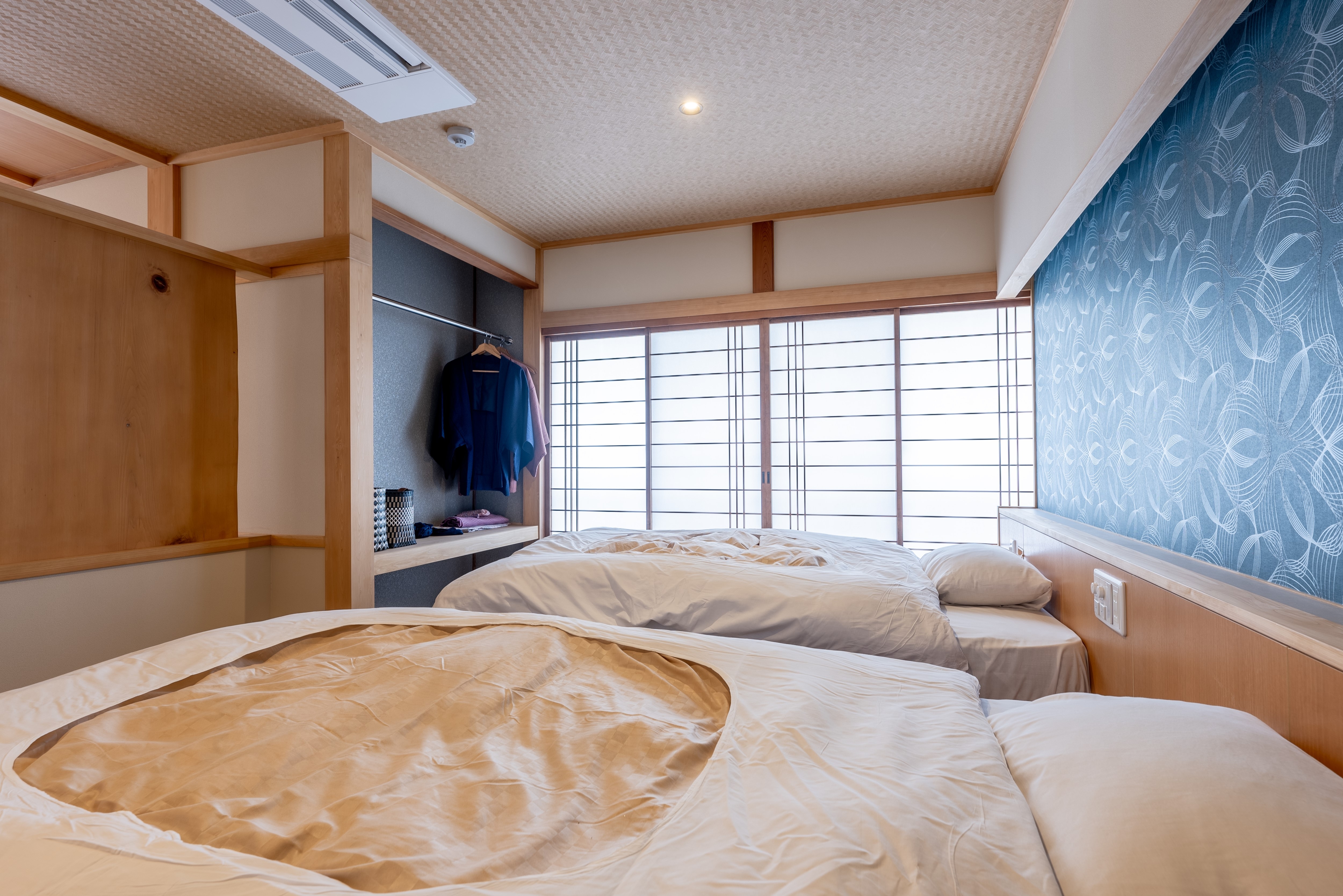 日式西式客房，16张榻榻米，配有床、卫生间和洗脸台“Hinoki”