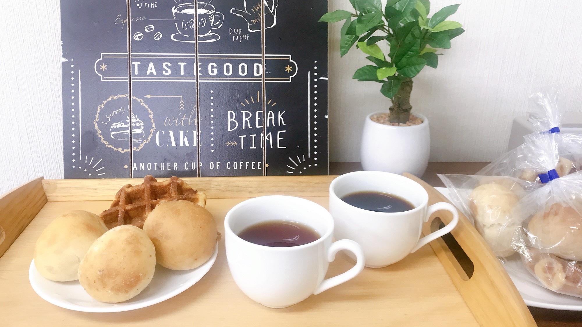 [Complimentary light breakfast included] Although it is modest, bread and drinks are served.