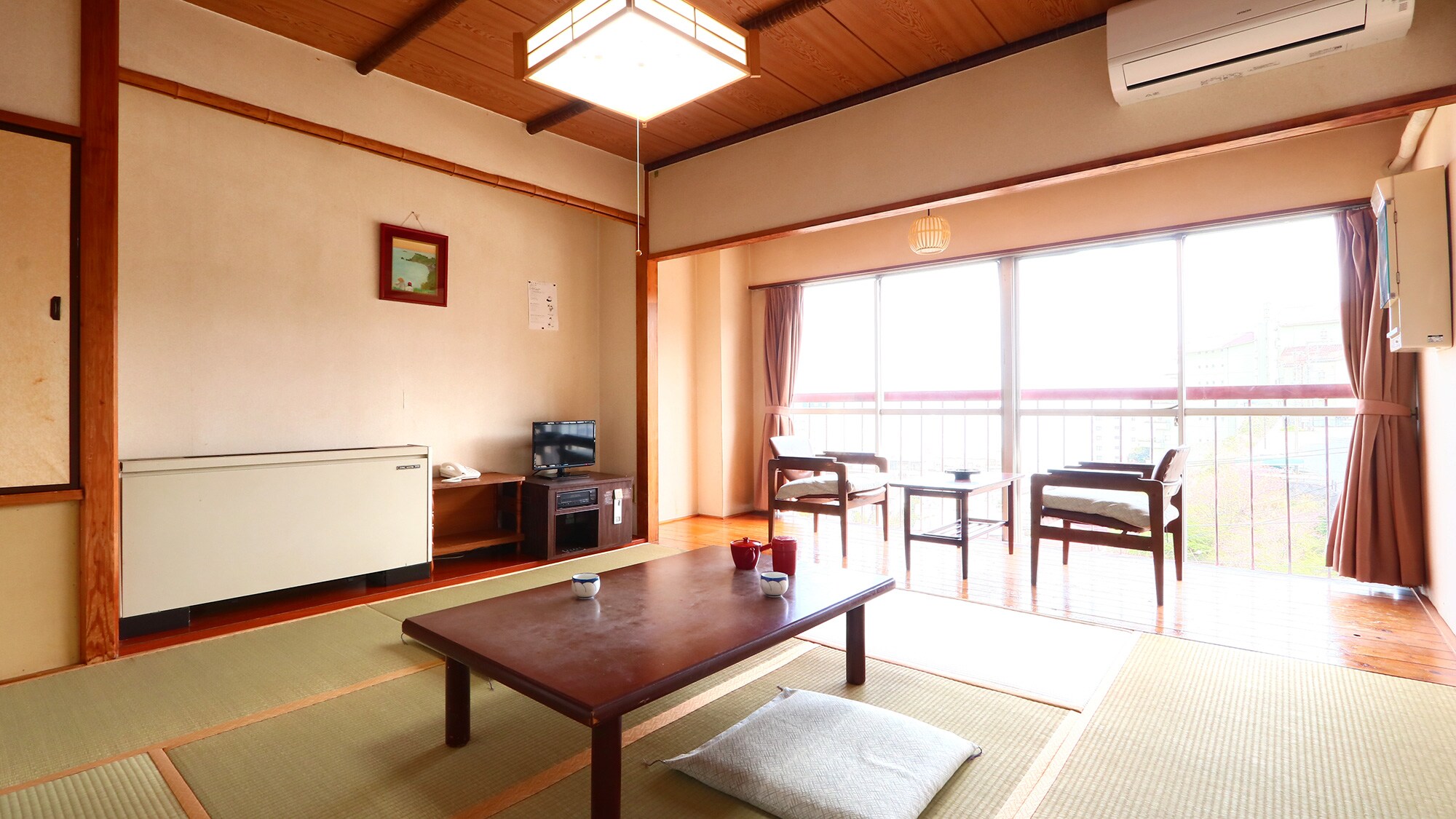 Kamar bergaya Jepang seluas 8 tatami dengan pemandangan laut. Memiliki beranda lebar dengan pemandangan Atagawa. Tempat ini menenangkan dan rileks.