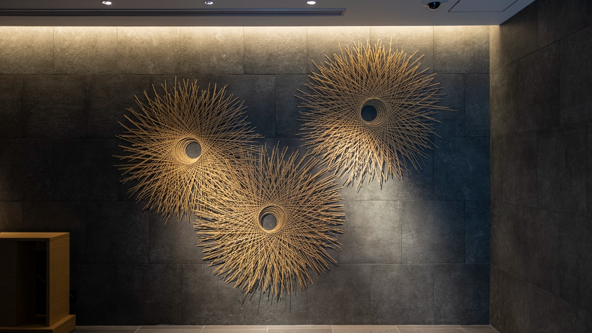 [In-house artwork/elevator hall] Bamboo work Overlapping arcs (Rinko Kasanari)