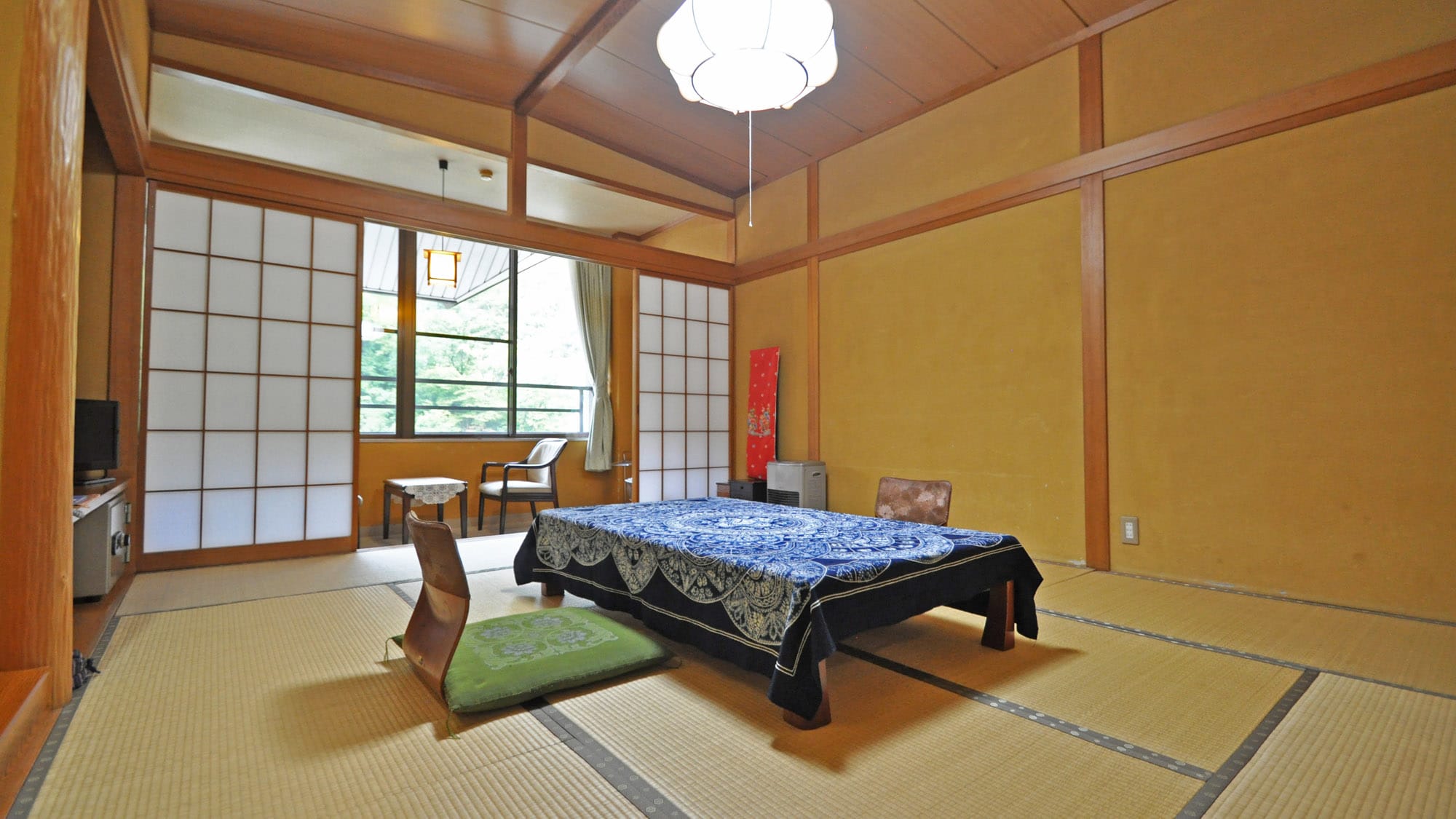 [Japanese-style room 10 tatami mats (with toilet)] Valley side with a great view