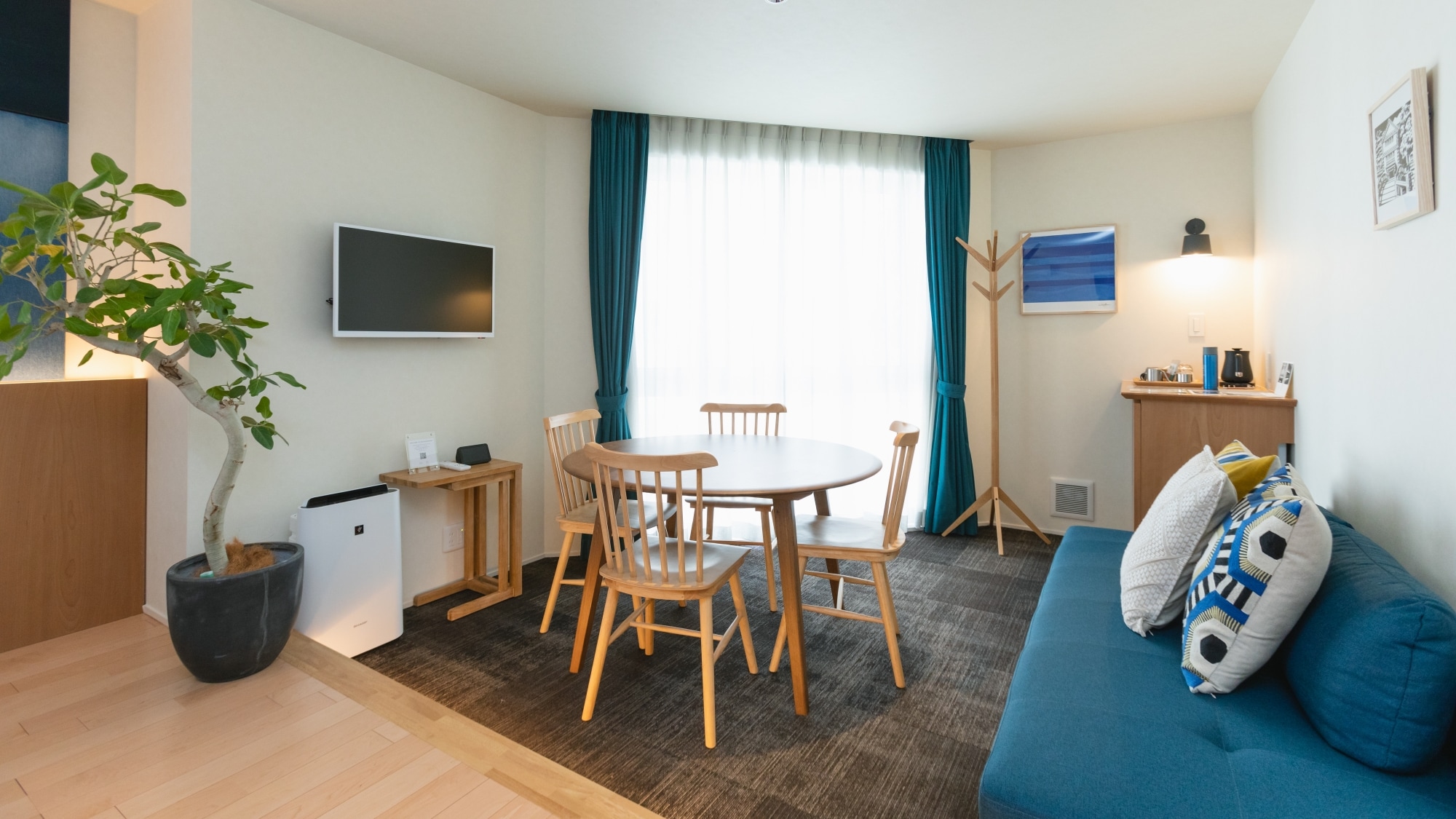 Denim Twin Suite Room B | Living room