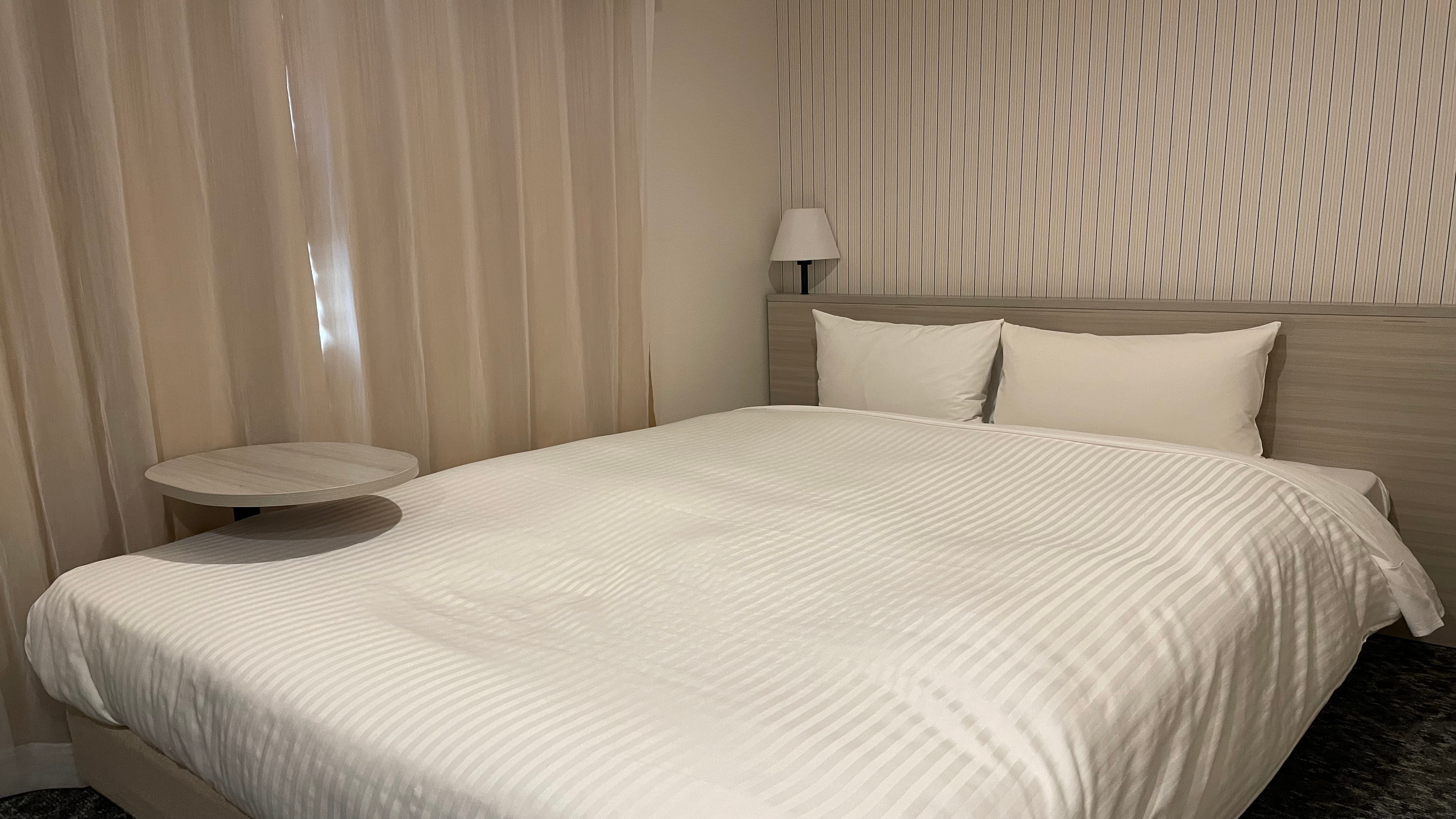 Superior room (toward the bed)