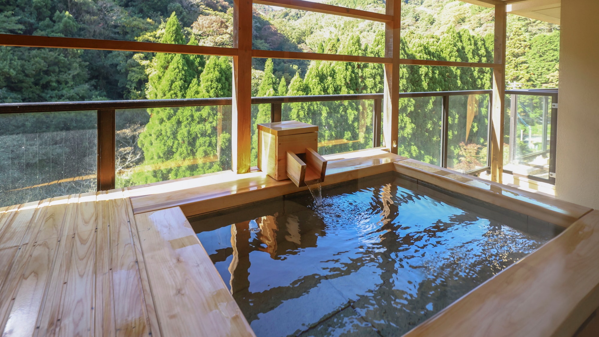 Enjoy the changing scenery of the mountains depending on the season and time of day / Japanese-Western style rooms with open-air hot spring baths, 50-64 square meters [Jurakudai]