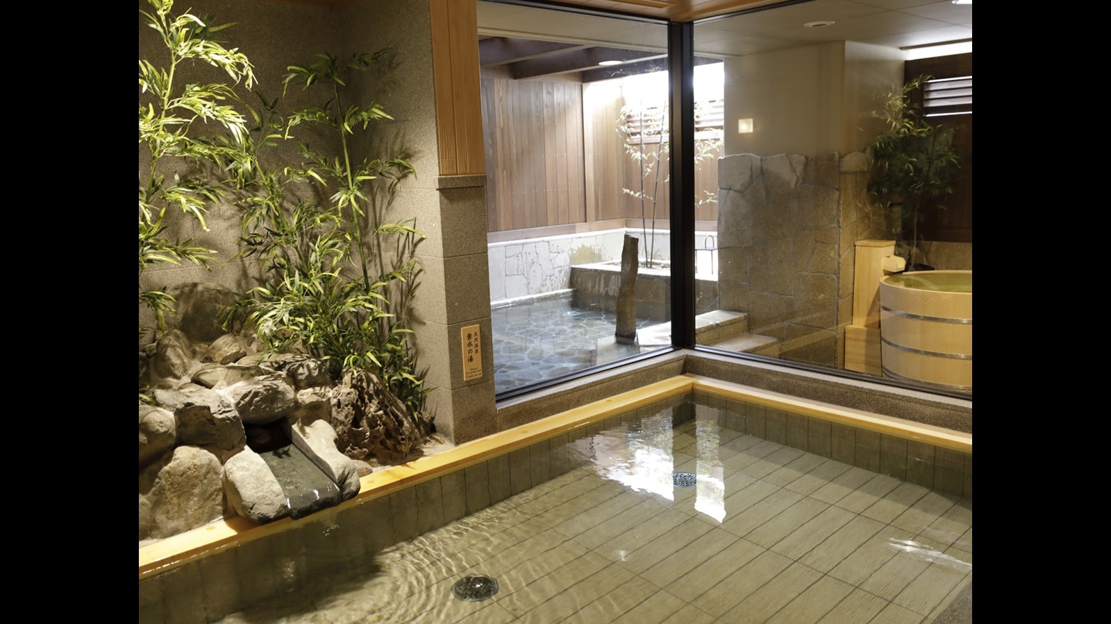 [Large communal bath] Indoor bath