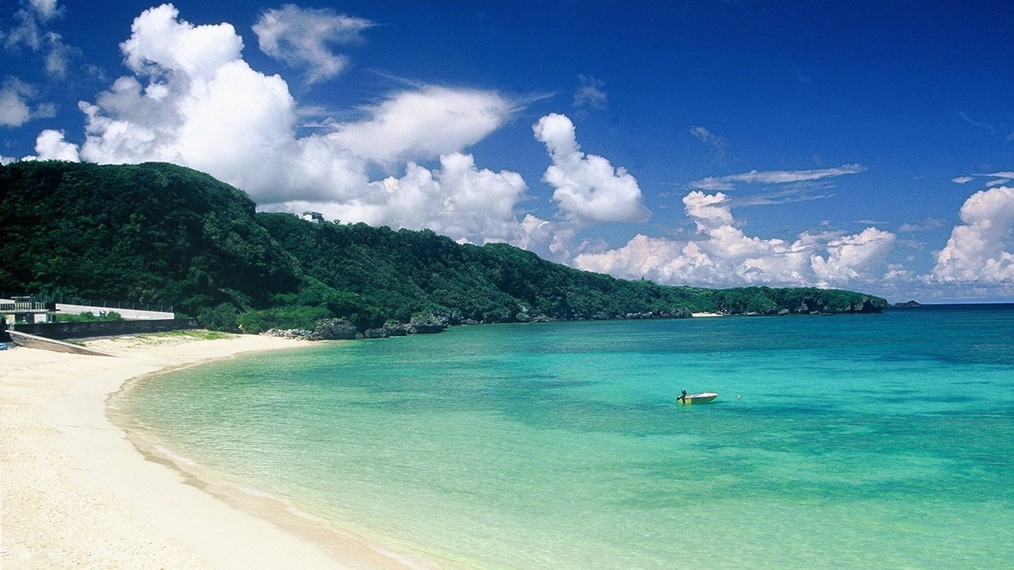 ・[Wanjo Beach] A beautiful beach with white sand. The emerald green color of the sea is beautiful, and the shallow waters make it easy to swim.