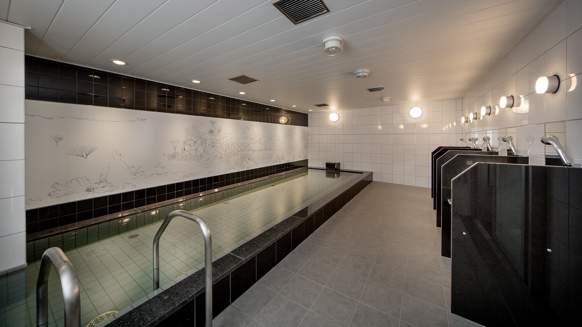 有一個供客人專用的大型公共浴場（免費）。請穿著飯店家居服進入您的房間。