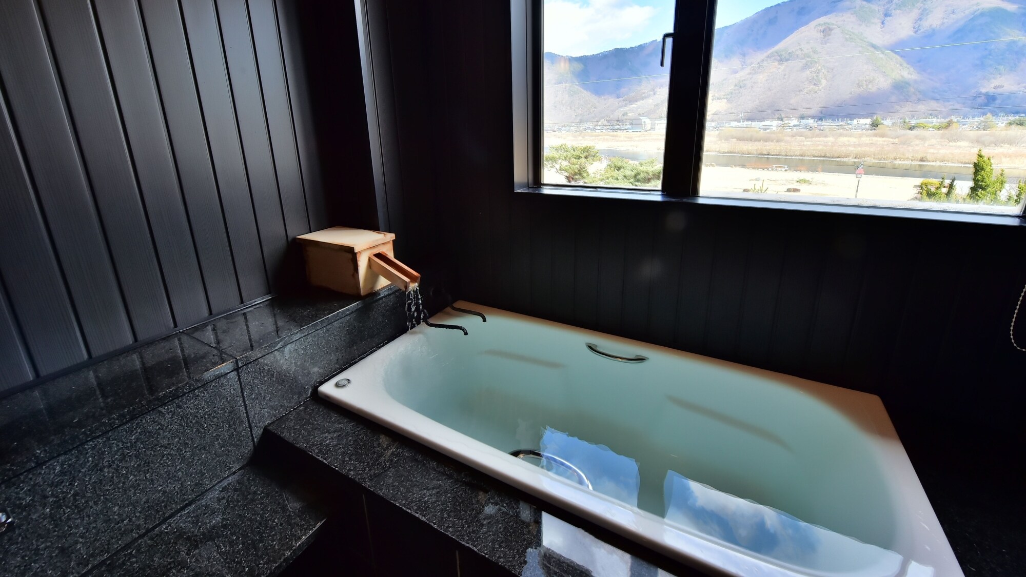 Phòng đặc biệt "Gekkaze Retreat": có bồn tắm nước nóng thiên nhiên