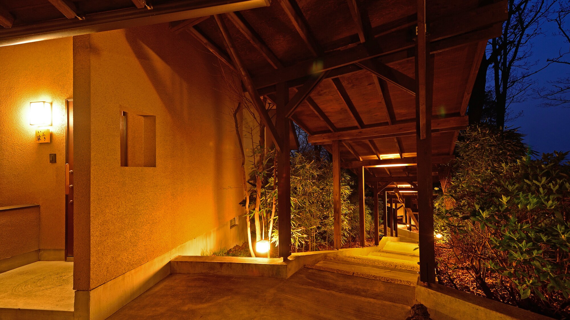 [Inside the building] A hideaway with only six rooms surrounded by forest trees