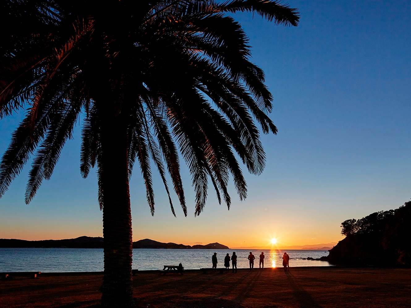 ปรับแต่งได้: ชายหาดที่ถูกย้อมด้วยพระอาทิตย์ตก