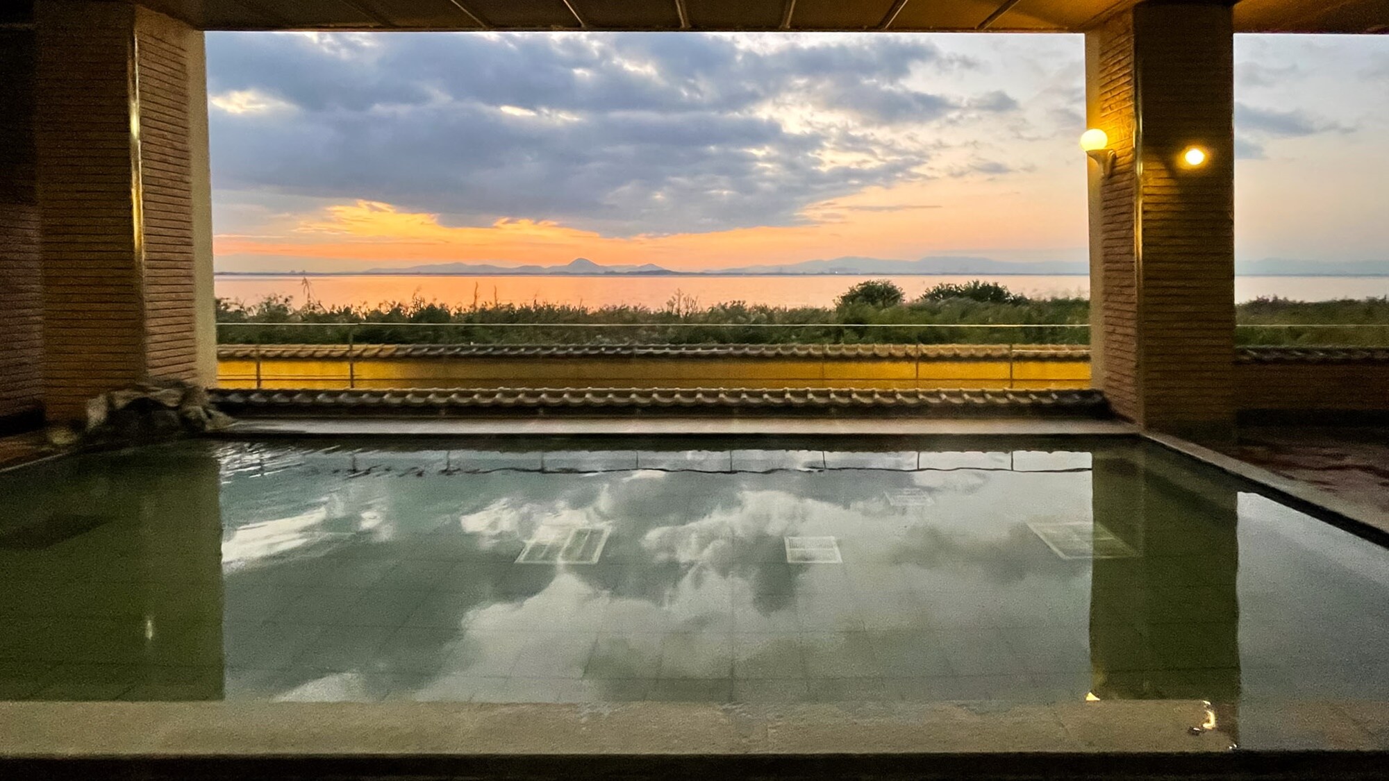 Large public bath "Mikami no Yu" Lake Biwa panoramic bath (morning)