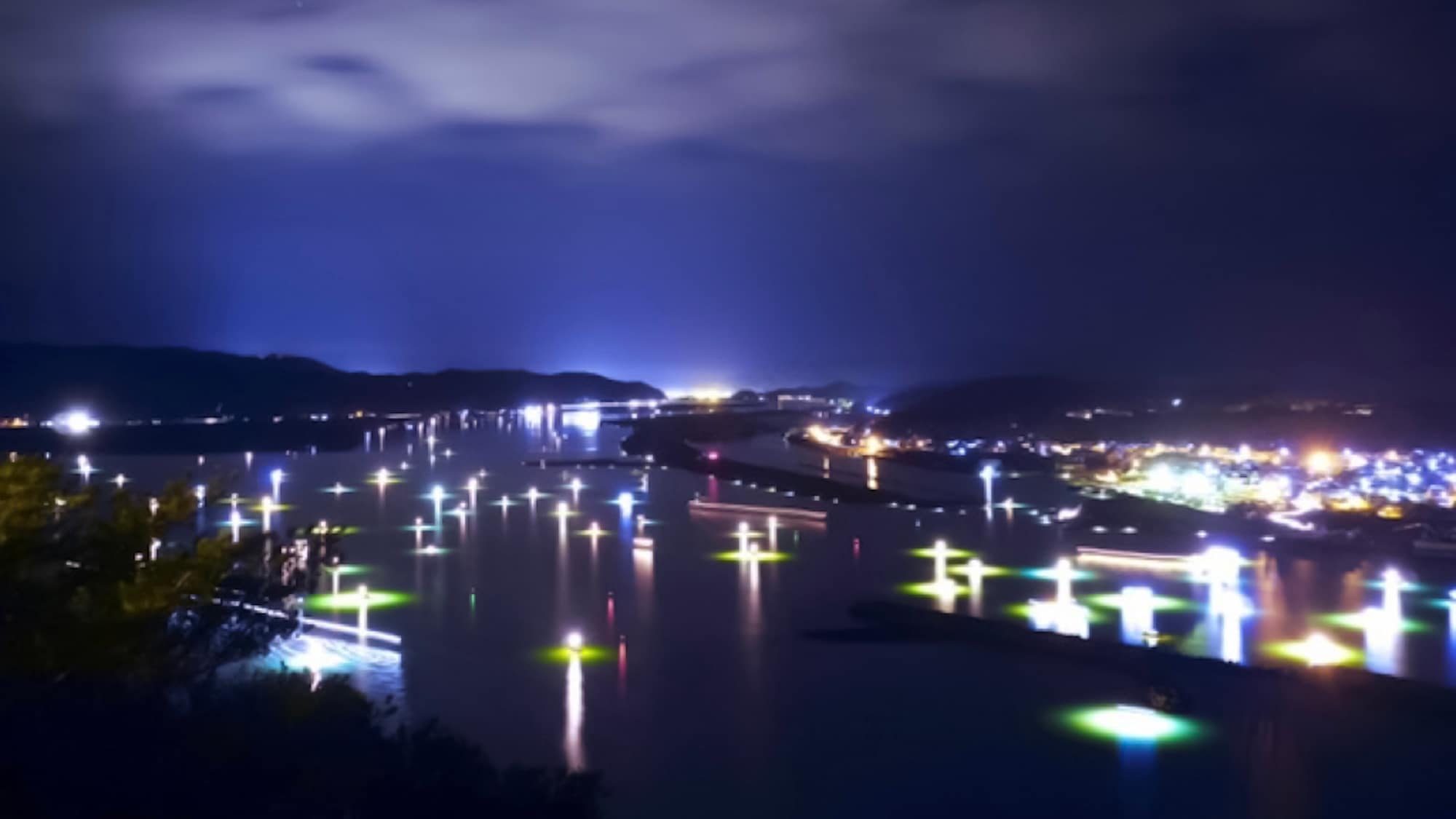 ・[Whitebait fishing] The ``light'' of glass eel fishing illuminates the river surface. The sparkling river looks like a starry sky *December to April