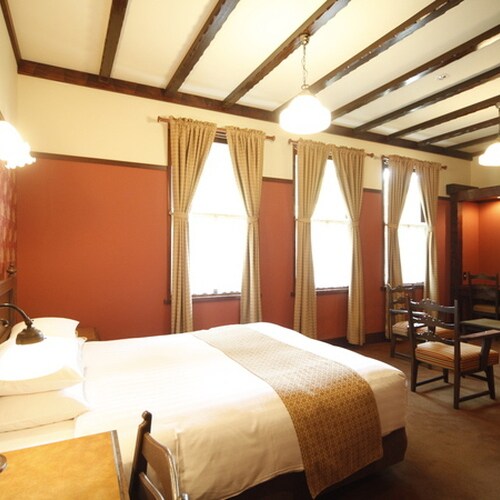 [Guest Room/Deluxe Double] A room surrounded by warm wooden interior