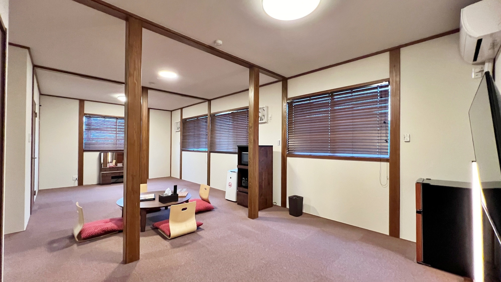 Deluxe Room (2-4 people) with bath, toilet and sink