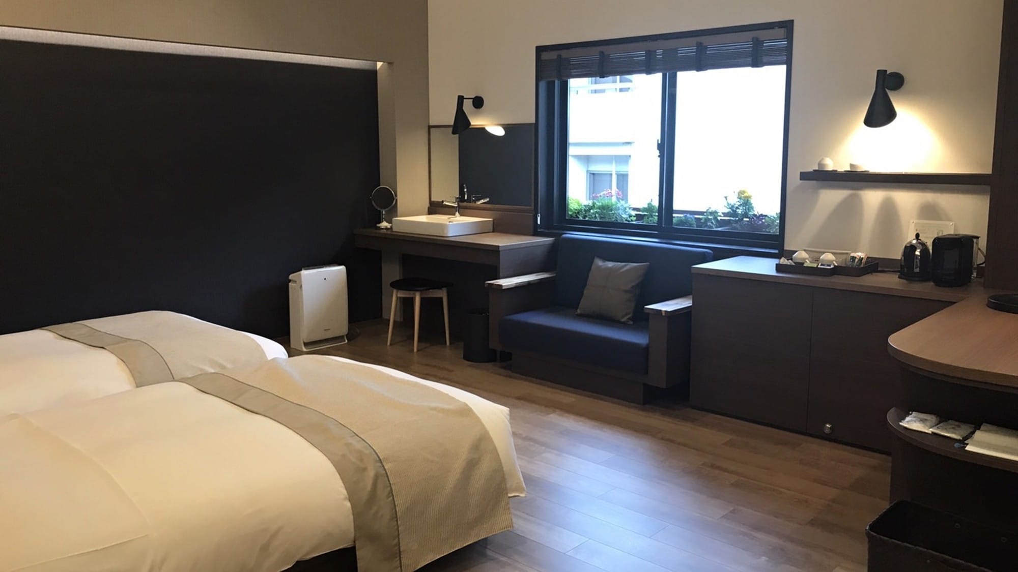 ◆ Japanese-Western style room (city side) / Relax with a cup of coffee by the window where bright light shines in (example of guest room)