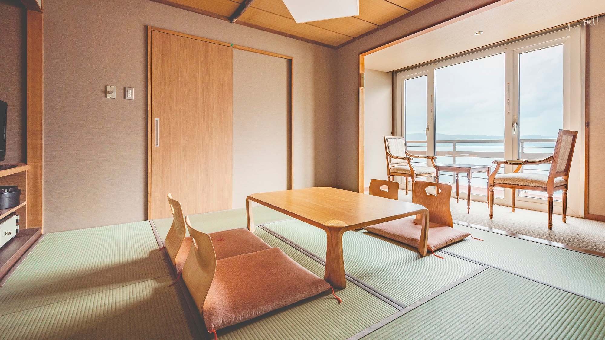 [East Building, Japanese-style room 8 tatami mats] A classic Japanese-style room at a hot spring inn. It can be used by 4 people.