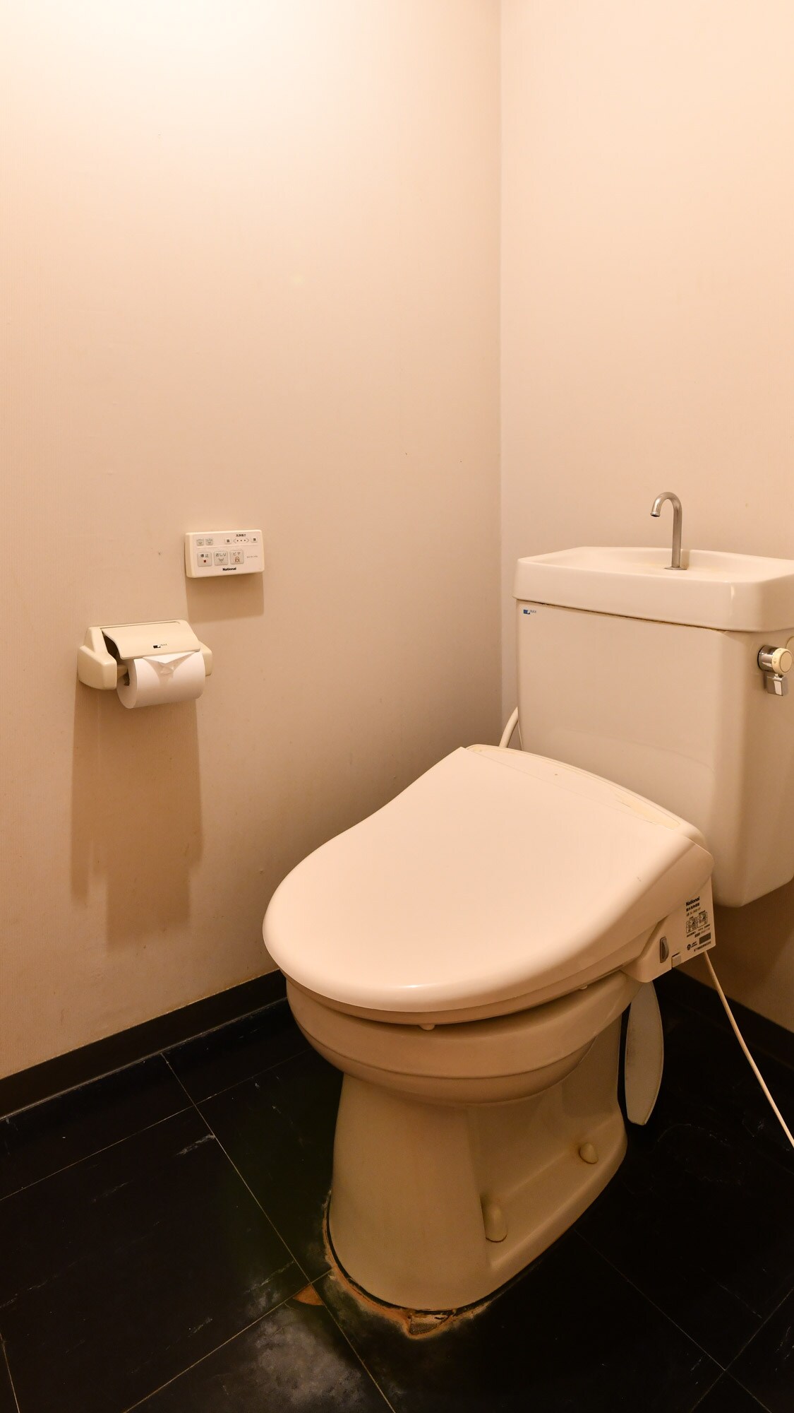 Example of guest room | Houraku Japanese-style room 13.5 tatami mats, toilet