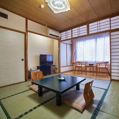 [Japanese-style room / example] Please relax in the tatami room.