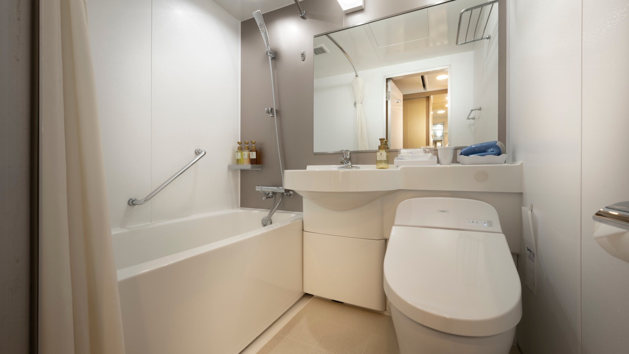 [Guest room] King size bedroom, bath and toilet