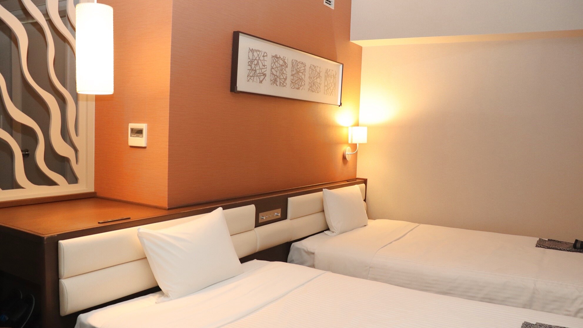 *[Deluxe Twin] * High-speed free Wi-Fi connection, YouTube TV compatible, power supply AC installed on both beds