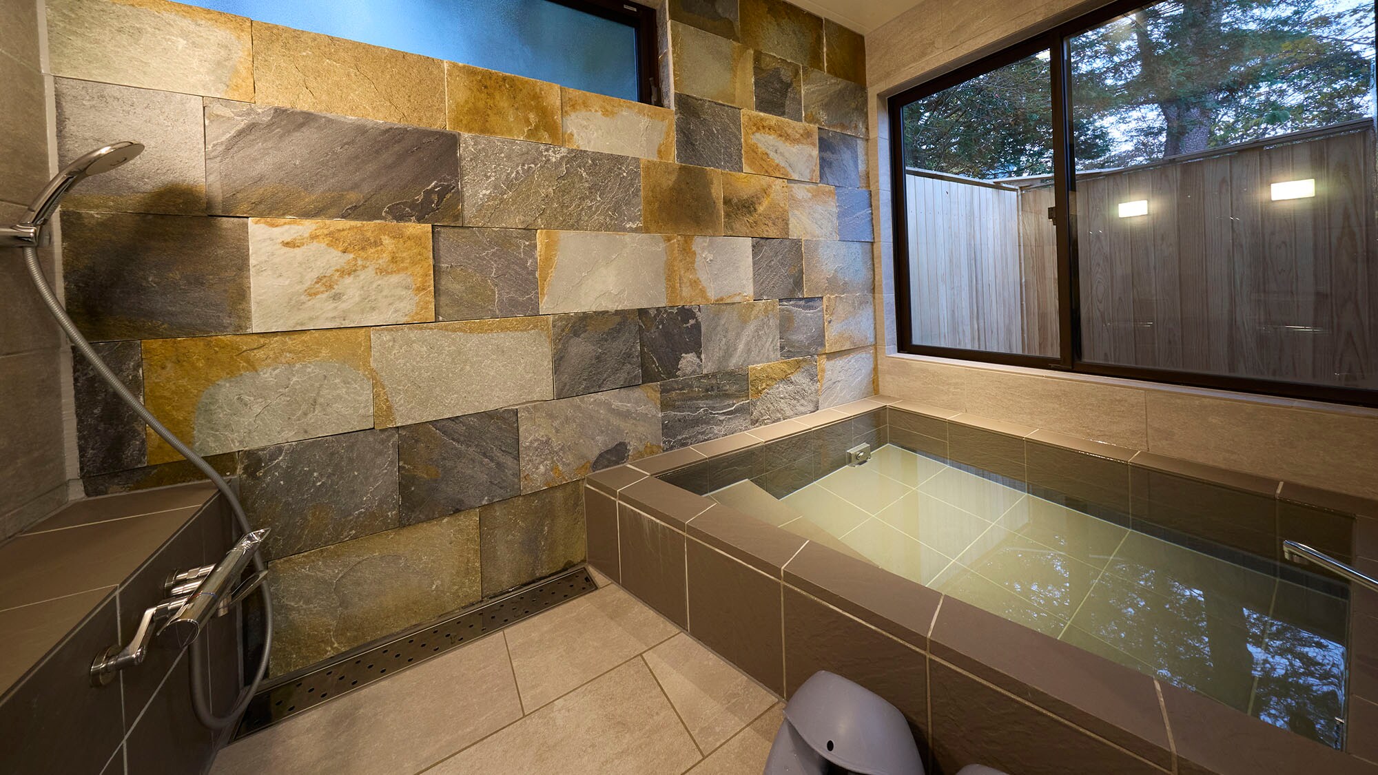 ・[Private bath] You can rent a bath for your own use in each room. You can relax and soothe your tired body after playing.