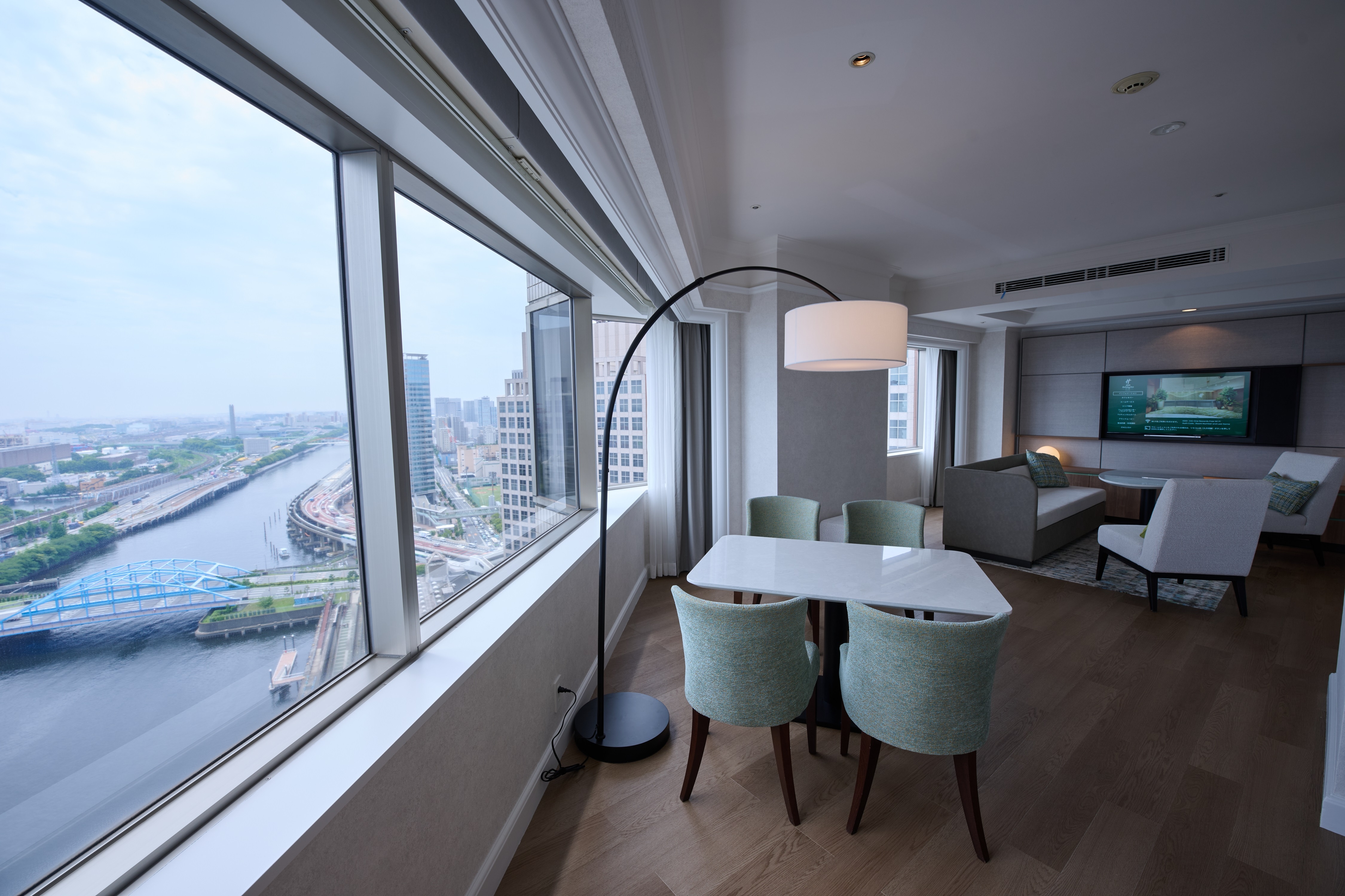 ห้องสวีทมุมหนึ่งห้องนอนพร้อมเตียงคิงไซส์หนึ่งเตียง วิวอ่าว