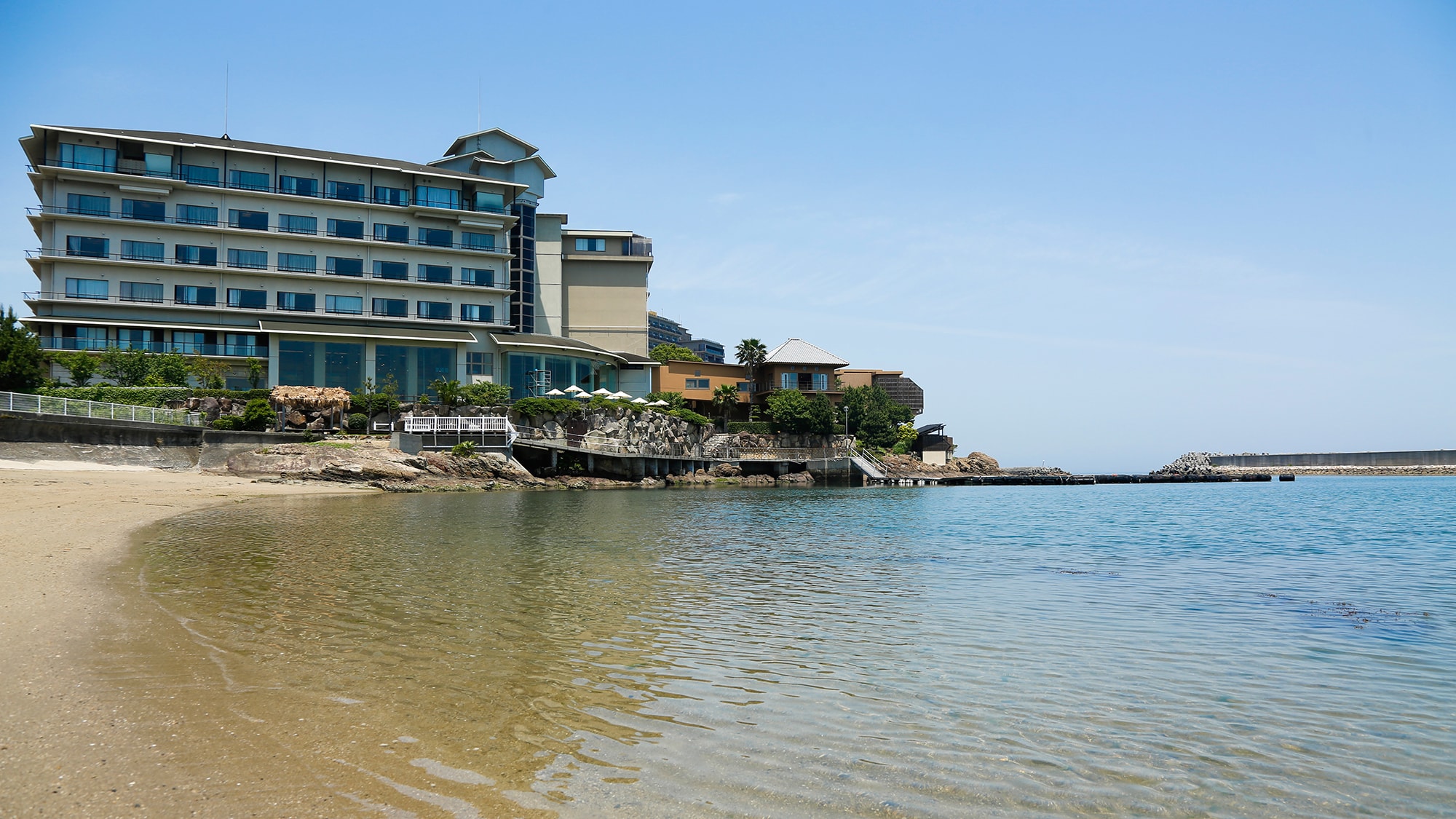 [Obama Beach] A hidden beach adjacent to a hotel, perfect for your child's first time swimming in the ocean.