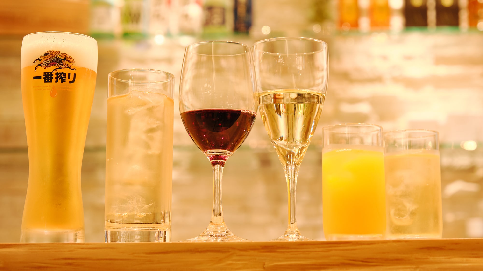Every day from 17:00 to 19:00 [Happy Hour] Free alcoholic and soft drinks