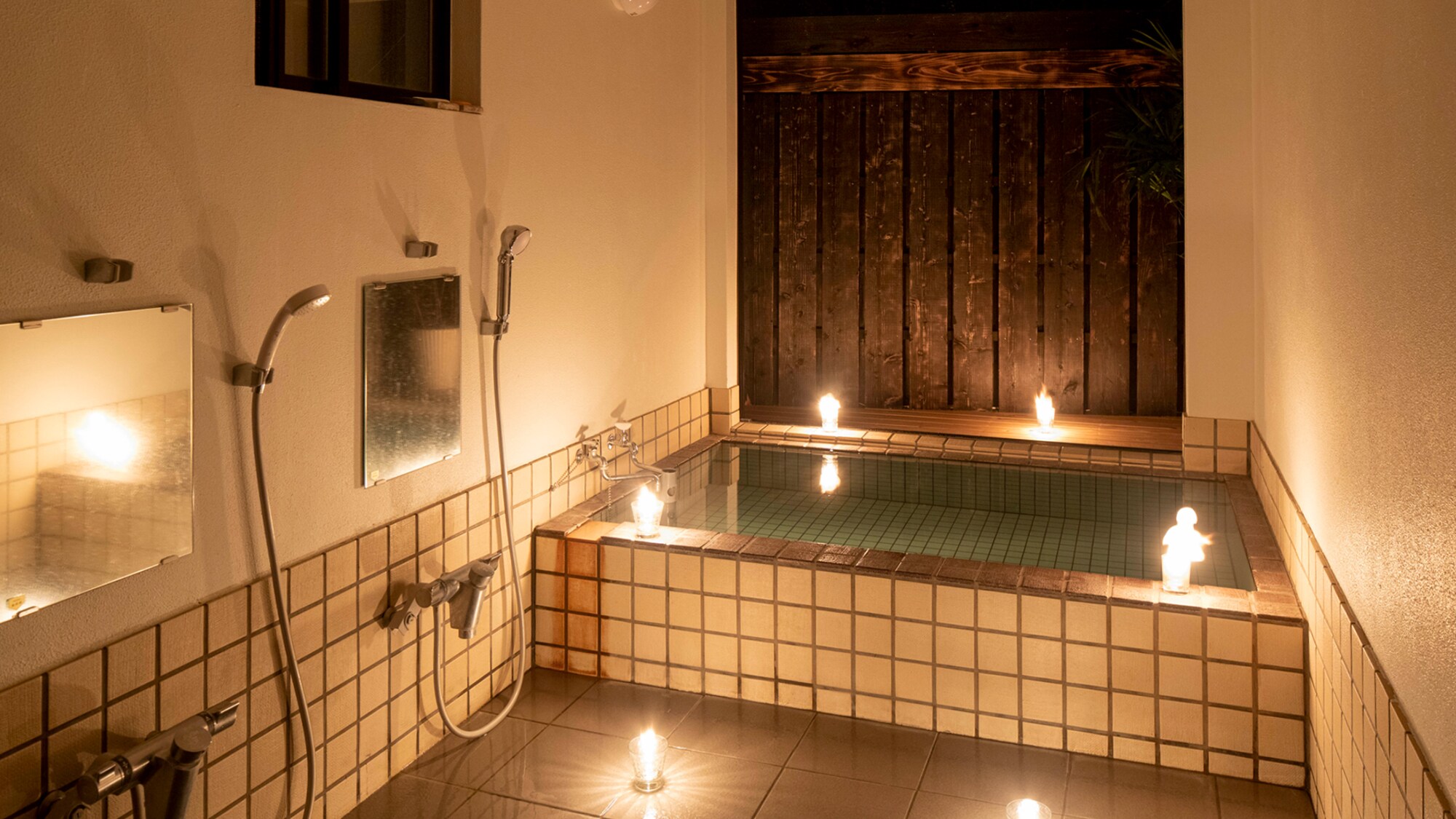 [Indoor bath] You can relax without any worries by reserving it for private use. Enjoy a fantastical moment with free rental lanterns.