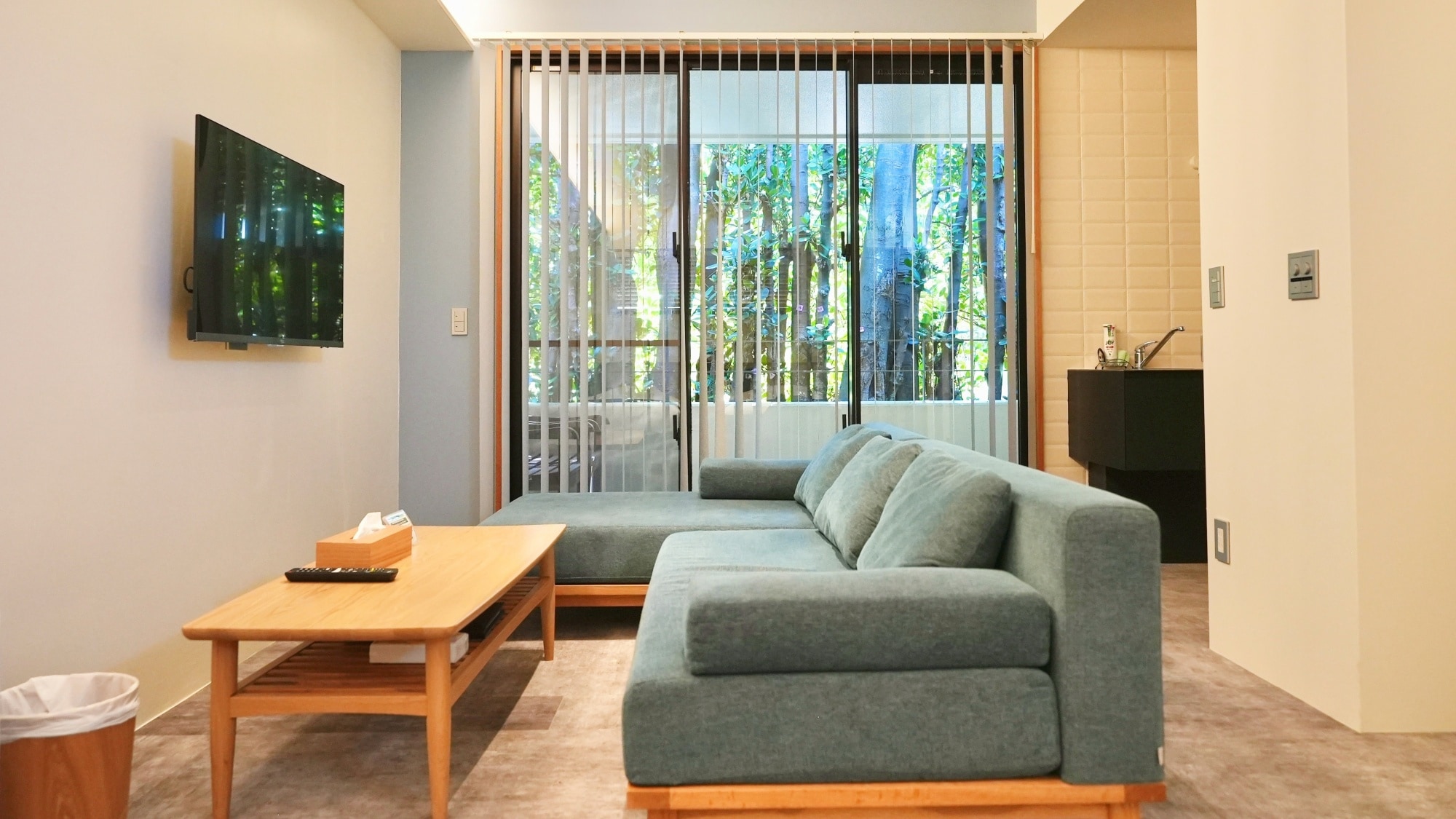 *[Guest room example (Building E)] Living room/You can see greenery outside the window.
