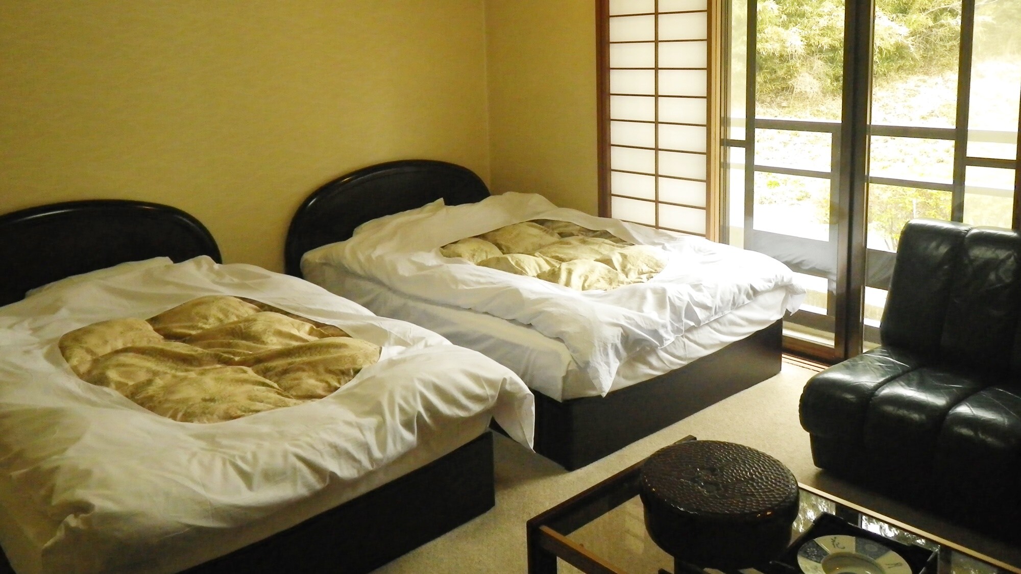 * An example of a Western-style room / You can sleep soundly in bed