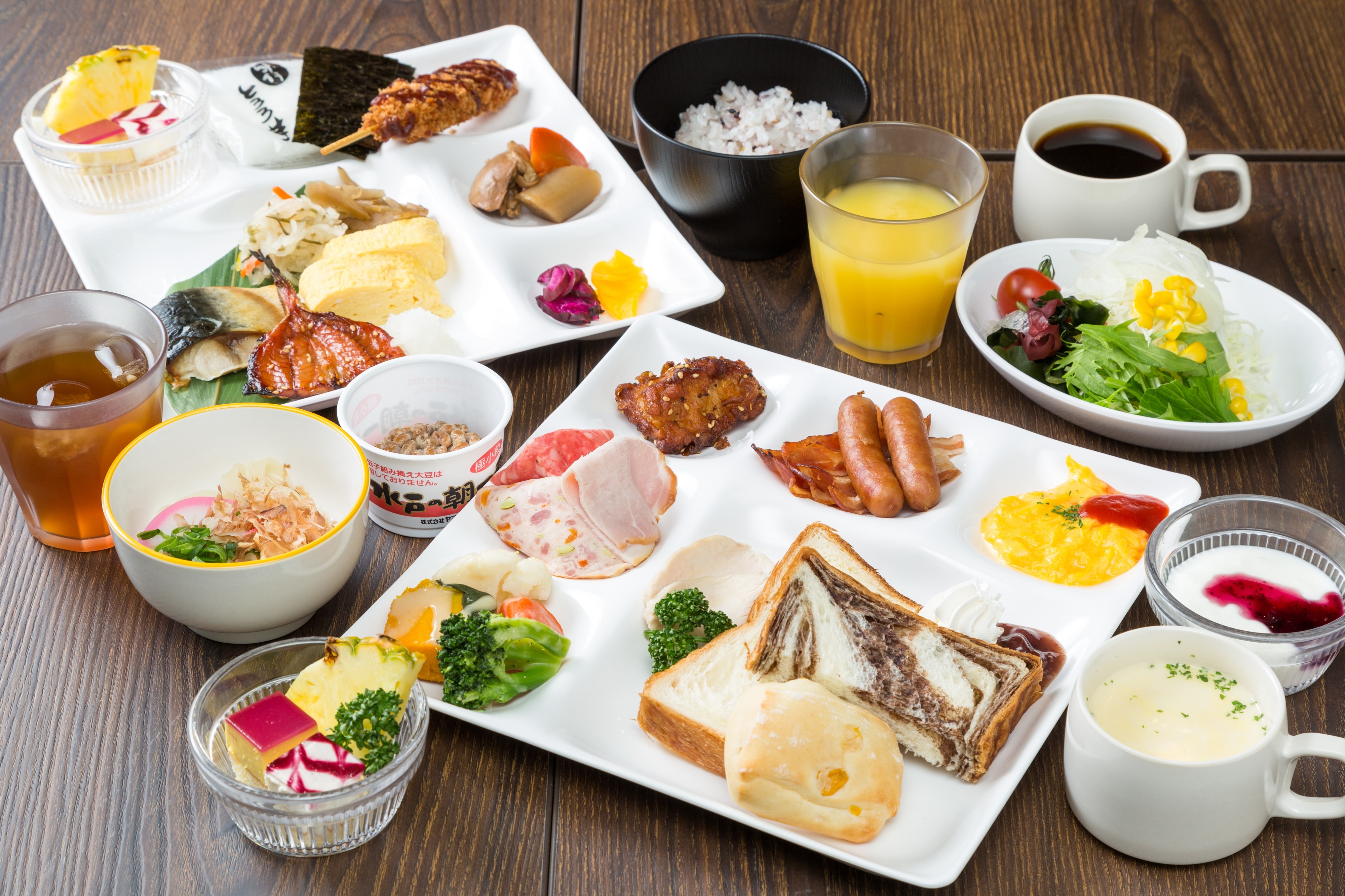 Sarapan prasmanan Jepang dan Barat
